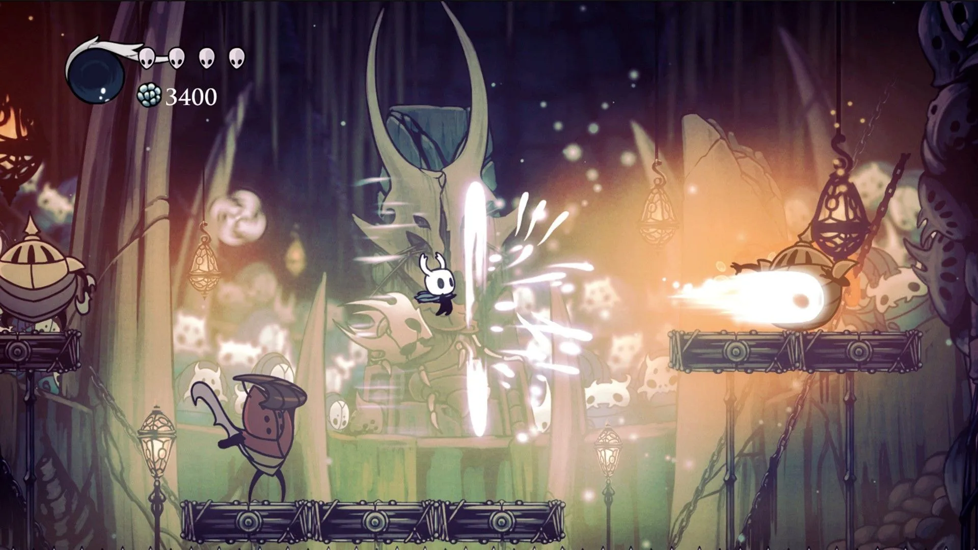 Người chơi dùng phép thuật tấn công kẻ thù trong Hollow Knight