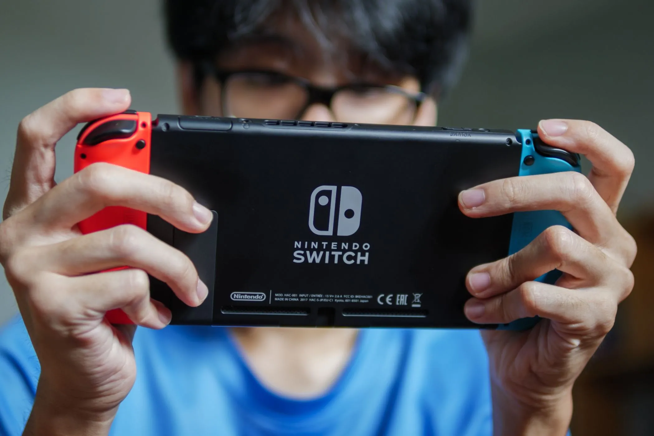 Người chơi trải nghiệm game trên Nintendo Switch ở chế độ cầm tay, thiết bị thường gặp phải vấn đề tối ưu hóa game miễn phí.