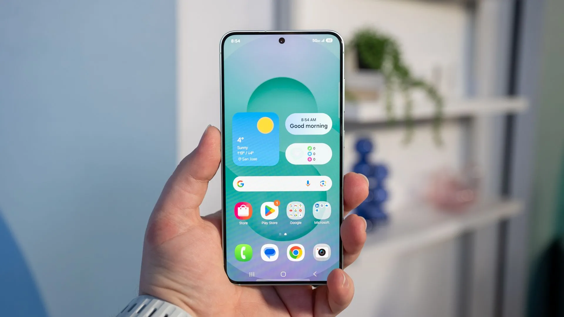 Người đang cầm Samsung Galaxy S25 và nhìn vào màn hình của điện thoại, thể hiện trải nghiệm người dùng.