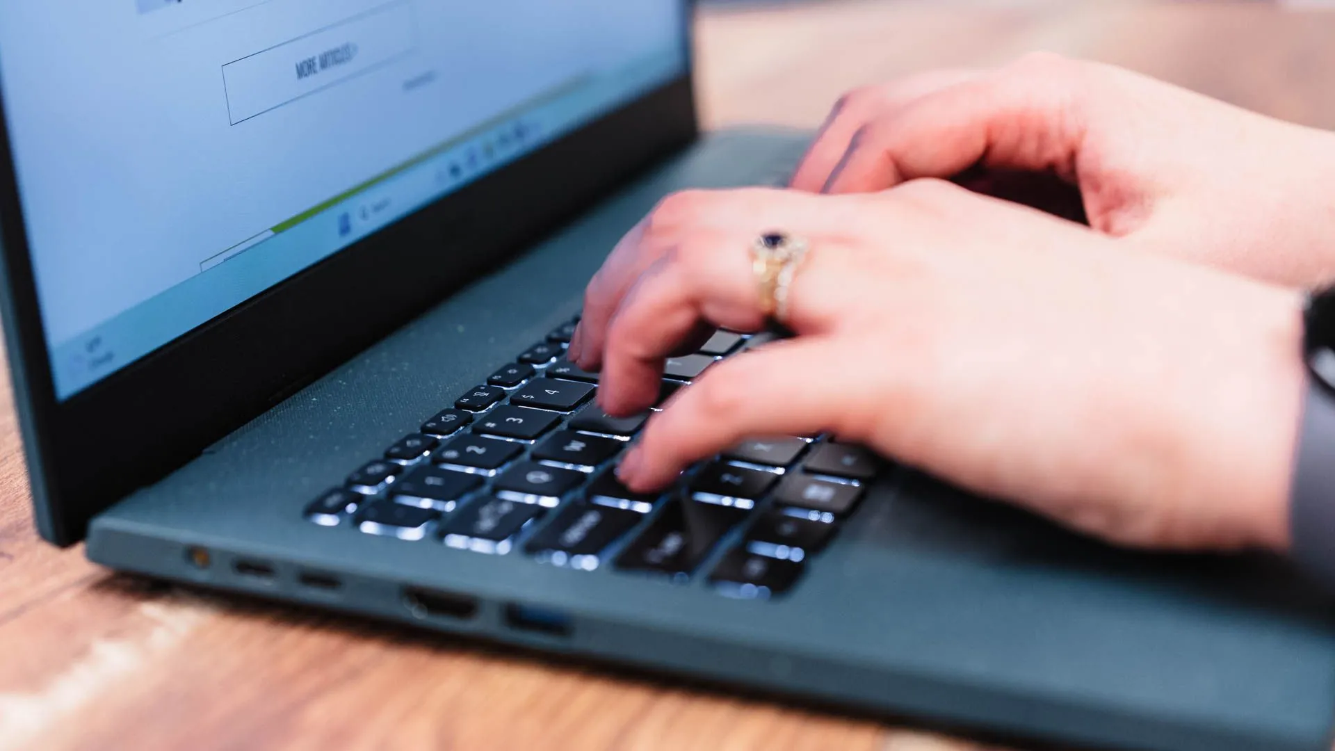 Người đang gõ phím trên bàn phím của laptop Acer Aspire Vero 15