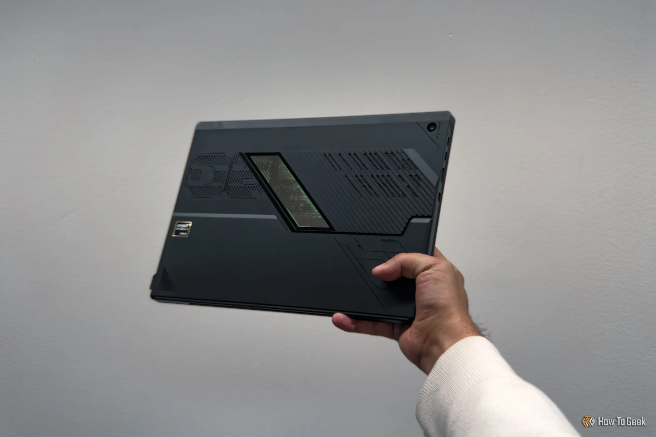 Người dùng cầm ASUS ROG Flow Z13 trên tay, minh họa thiết kế nhỏ gọn và tính di động của tablet gaming