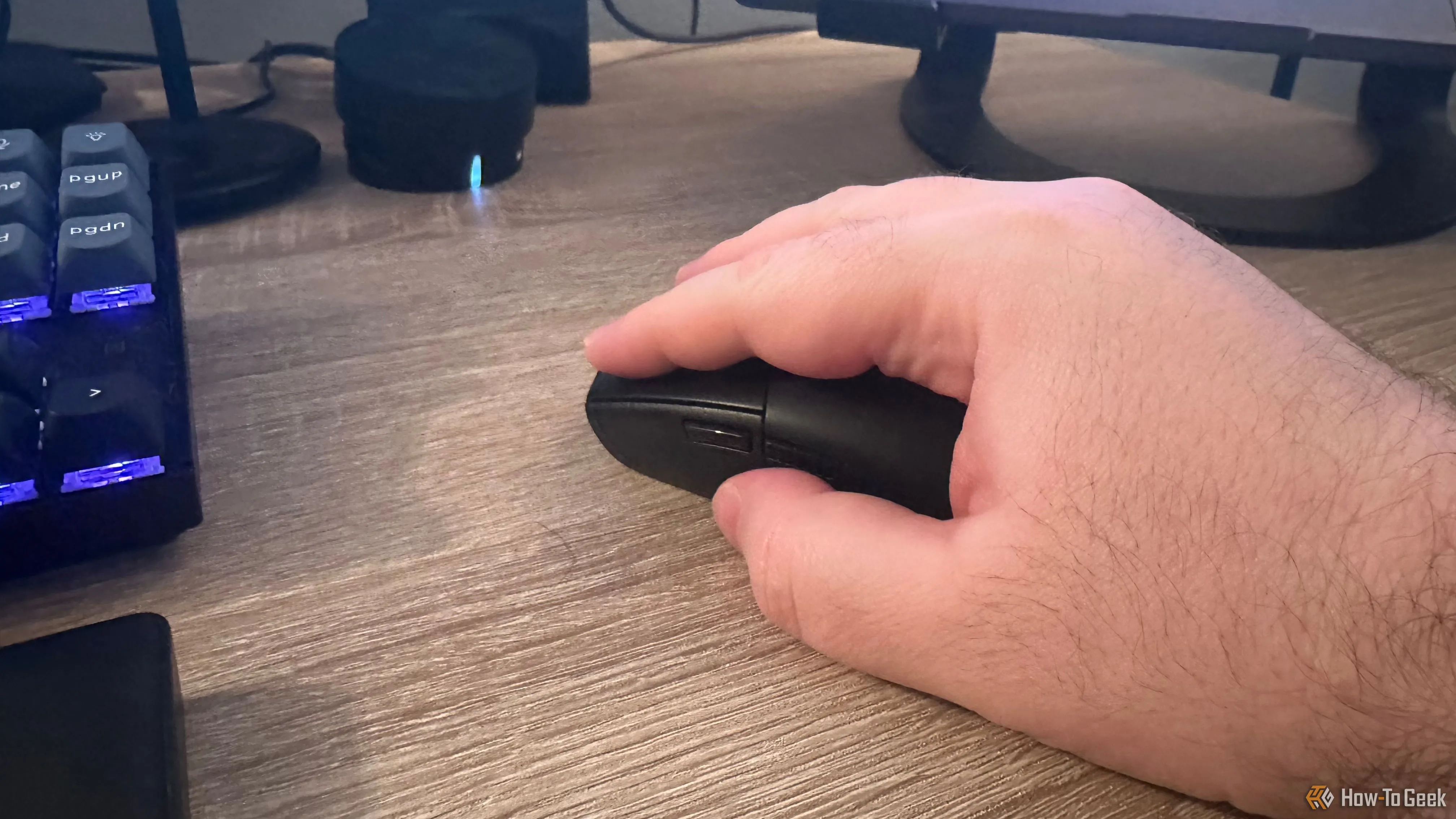 Người dùng cầm chuột gaming Logitech G305 trong lòng bàn tay, thể hiện sự vừa vặn và nhỏ gọn