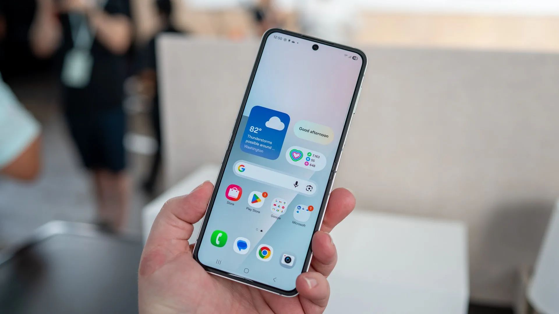 Người dùng cầm Samsung Galaxy Z Flip 7 FE khi mở hoàn toàn, cho thấy màn hình hiển thị.