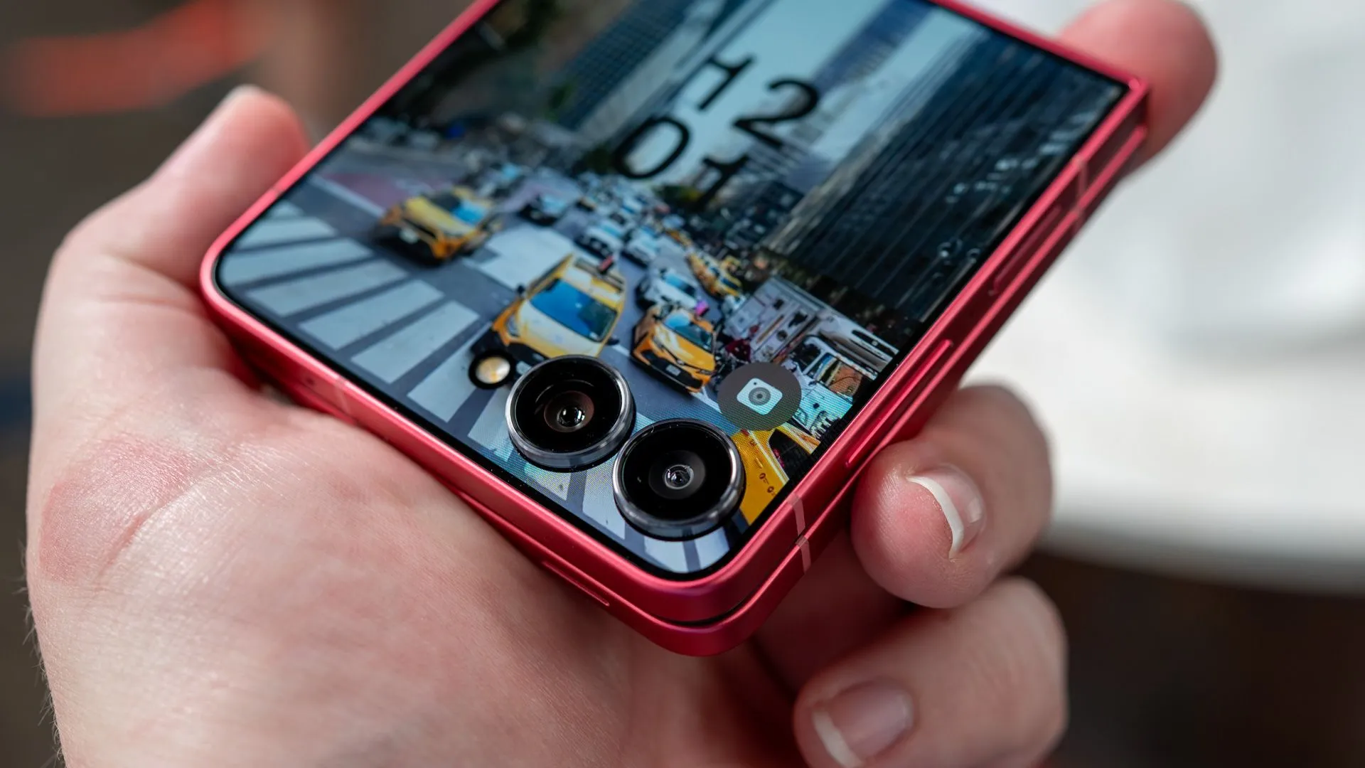 Người dùng cầm Samsung Galaxy Z Flip 7, làm nổi bật cụm camera chính phía sau.