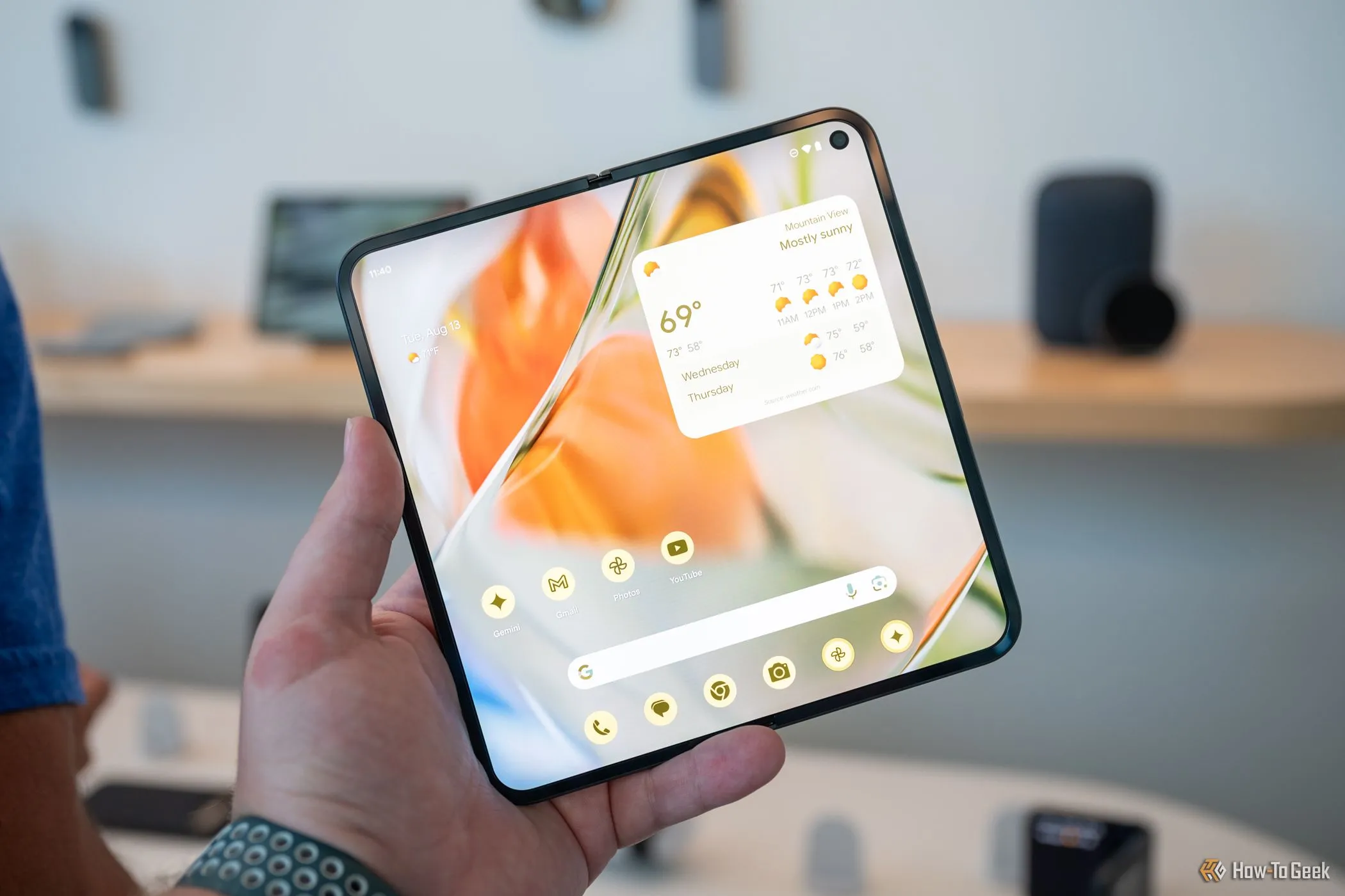 Người dùng đang cầm chiếc Google Pixel 9 Pro Fold khi mở ra