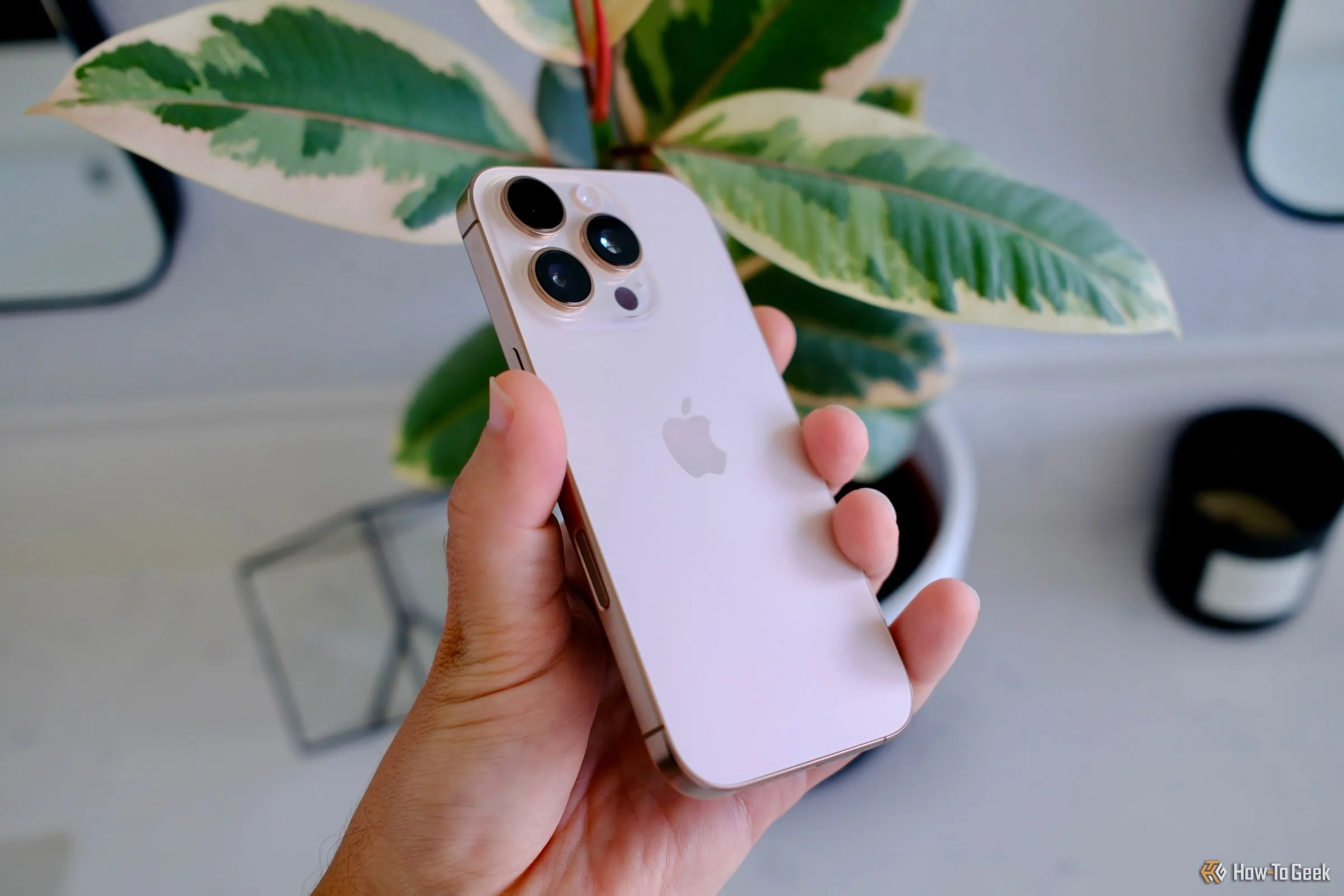 Người dùng đang cầm điện thoại iPhone sử dụng Google Maps để điều hướng