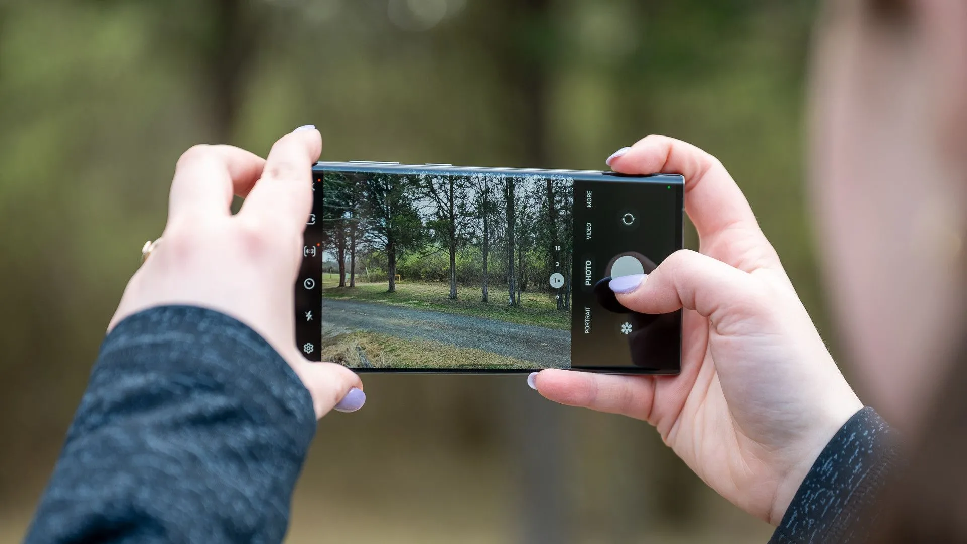 Người dùng đang cầm điện thoại Samsung Galaxy để chụp ảnh phơi sáng