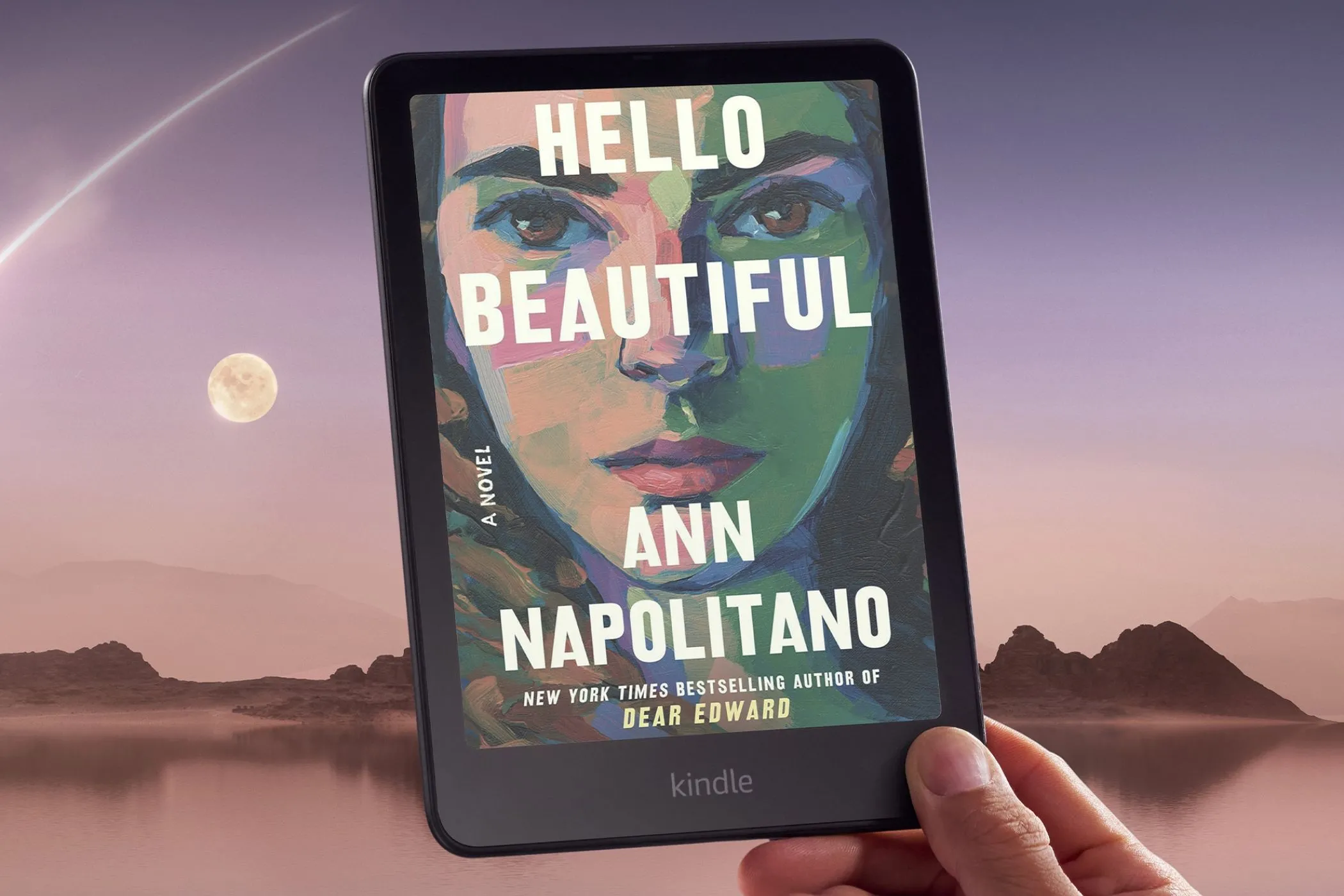Người dùng đang cầm máy đọc sách Kindle Colorsoft màu sắc trên tay, trải nghiệm đọc sách điện tử với màn hình màu.