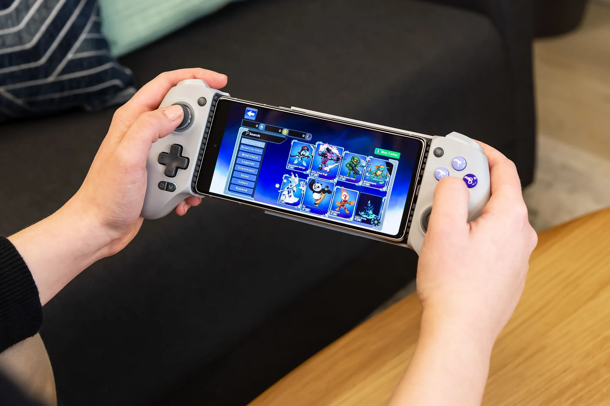 Người dùng đang cầm tay cầm GameSir G8 Galileo để chơi game trên điện thoại Android.