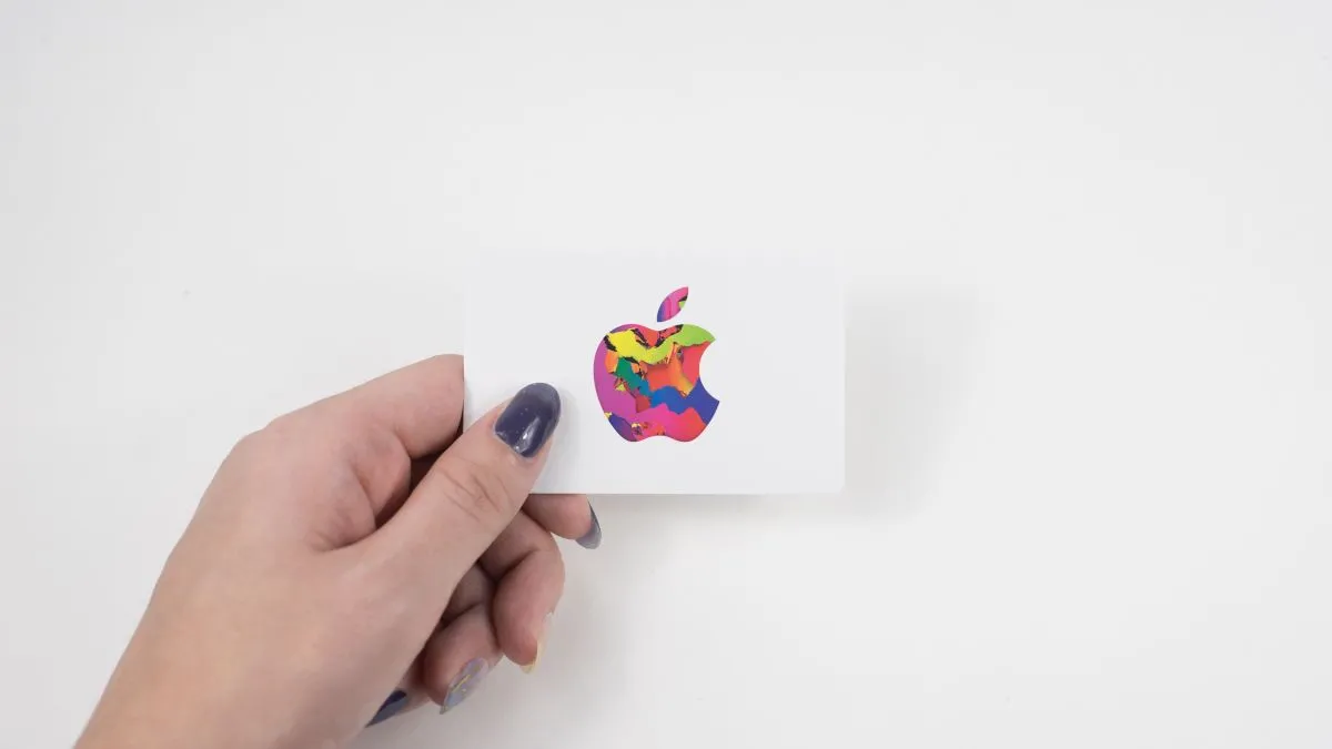 Người dùng đang cân nhắc trao đổi iPhone cũ lấy máy mới tại Apple Store để hưởng ưu đãi thu cũ đổi mới