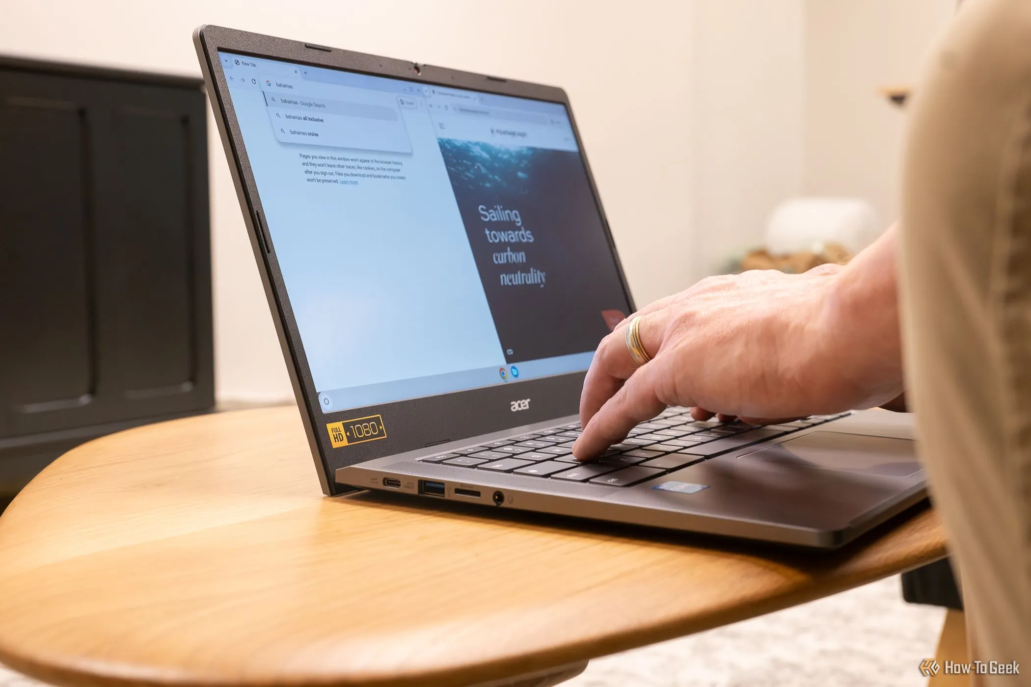 Người dùng đang kiểm tra kết nối mạng trên Chromebook với màn hình hiển thị biểu tượng Wi-Fi