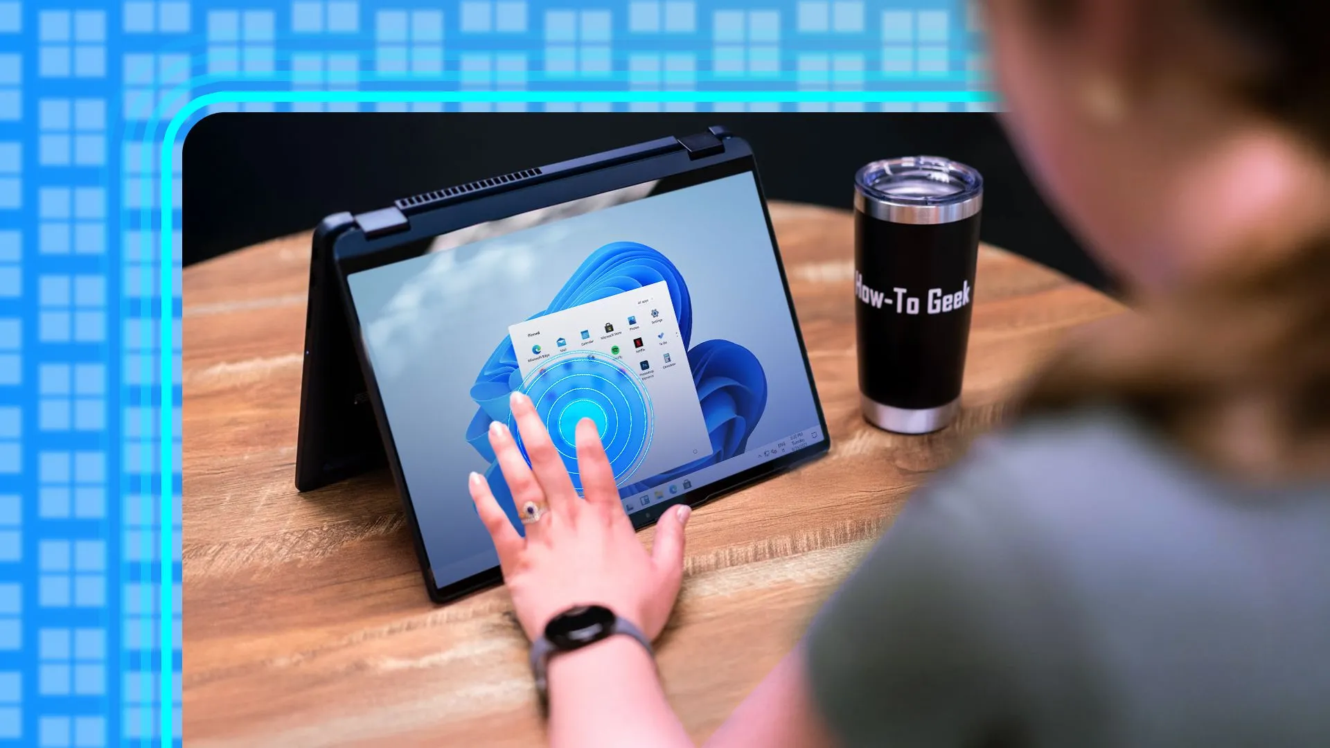 Người dùng đang thao tác trên màn hình cảm ứng của laptop chạy Windows 11