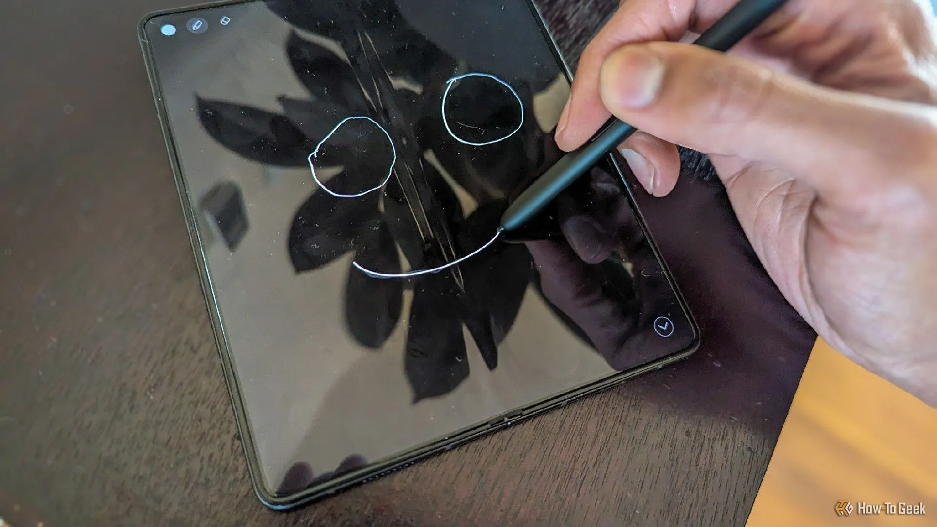 Người dùng đang thao tác viết hoặc vẽ bằng bút S Pen trên màn hình chính của Samsung Galaxy Z Fold 6