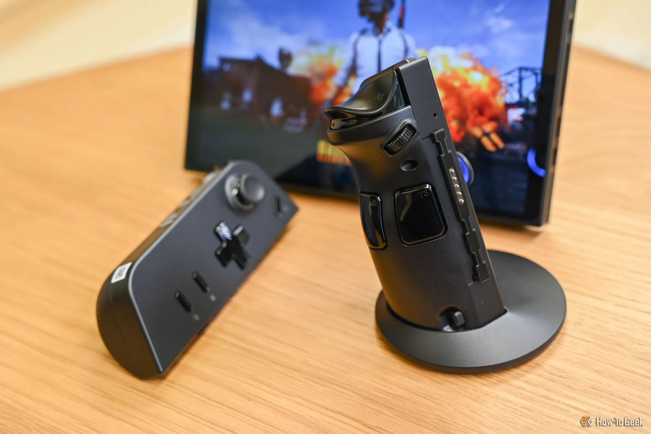 Người dùng trải nghiệm chơi game trên thiết bị PC cầm tay Lenovo Legion Go ở chế độ FPS, minh họa tiềm năng gaming di động.