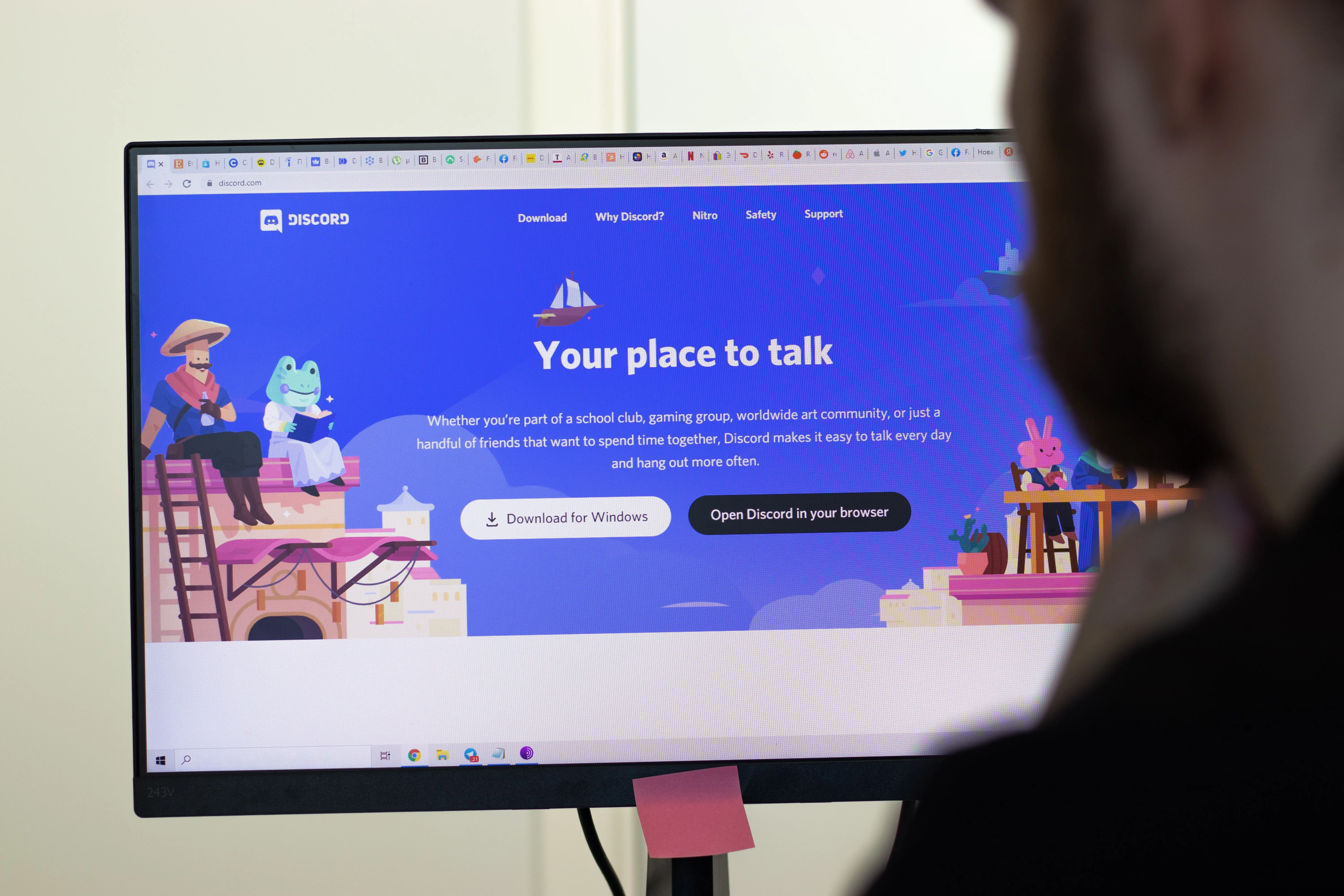Người dùng trải nghiệm giao diện Discord trên màn hình máy tính với overlay game đang hoạt động