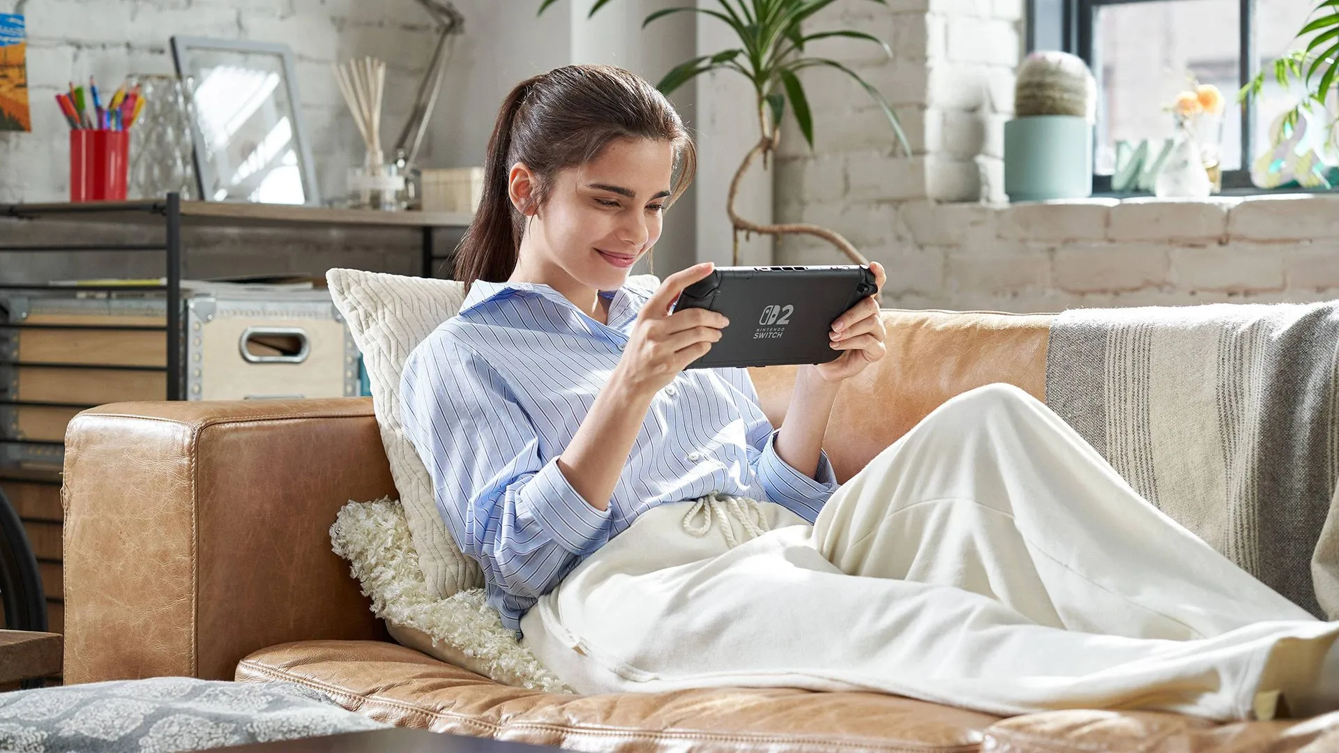 Người dùng trải nghiệm Nintendo Switch 2 ở chế độ cầm tay