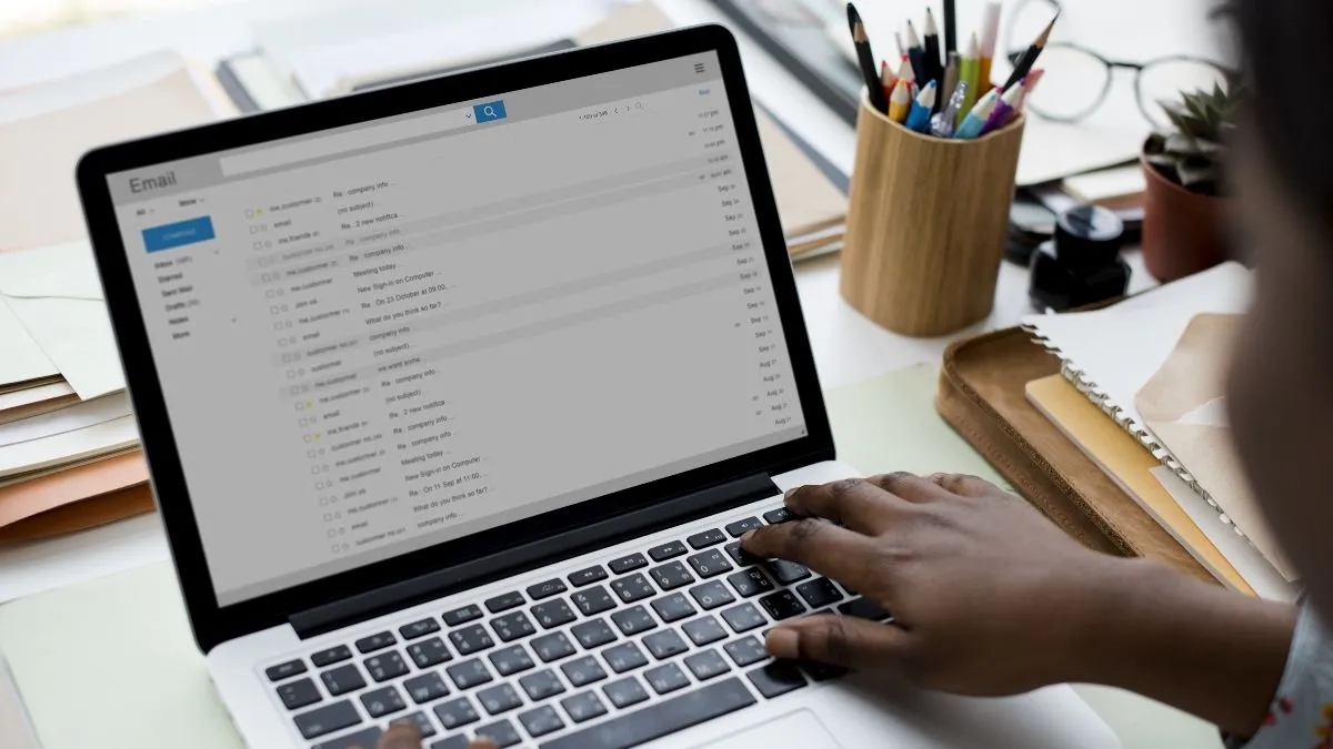 Người phụ nữ đang kiểm tra email trên laptop, minh họa việc lên lịch gửi email để quản lý thời gian hiệu quả hơn.