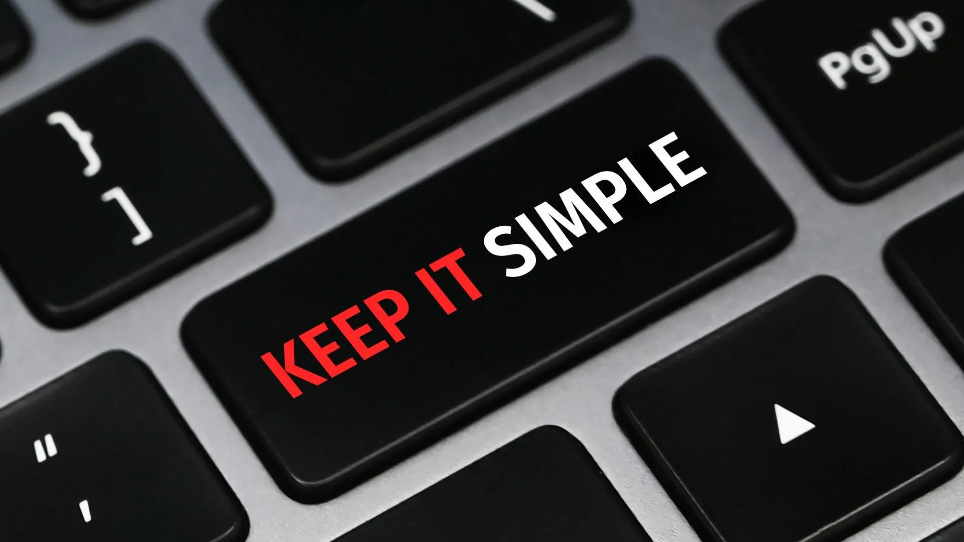 Nguyên tắc KISS Keep It Simple Stupid thể hiện trên nút bàn phím, nhấn mạnh sự đơn giản trong lập trình web.