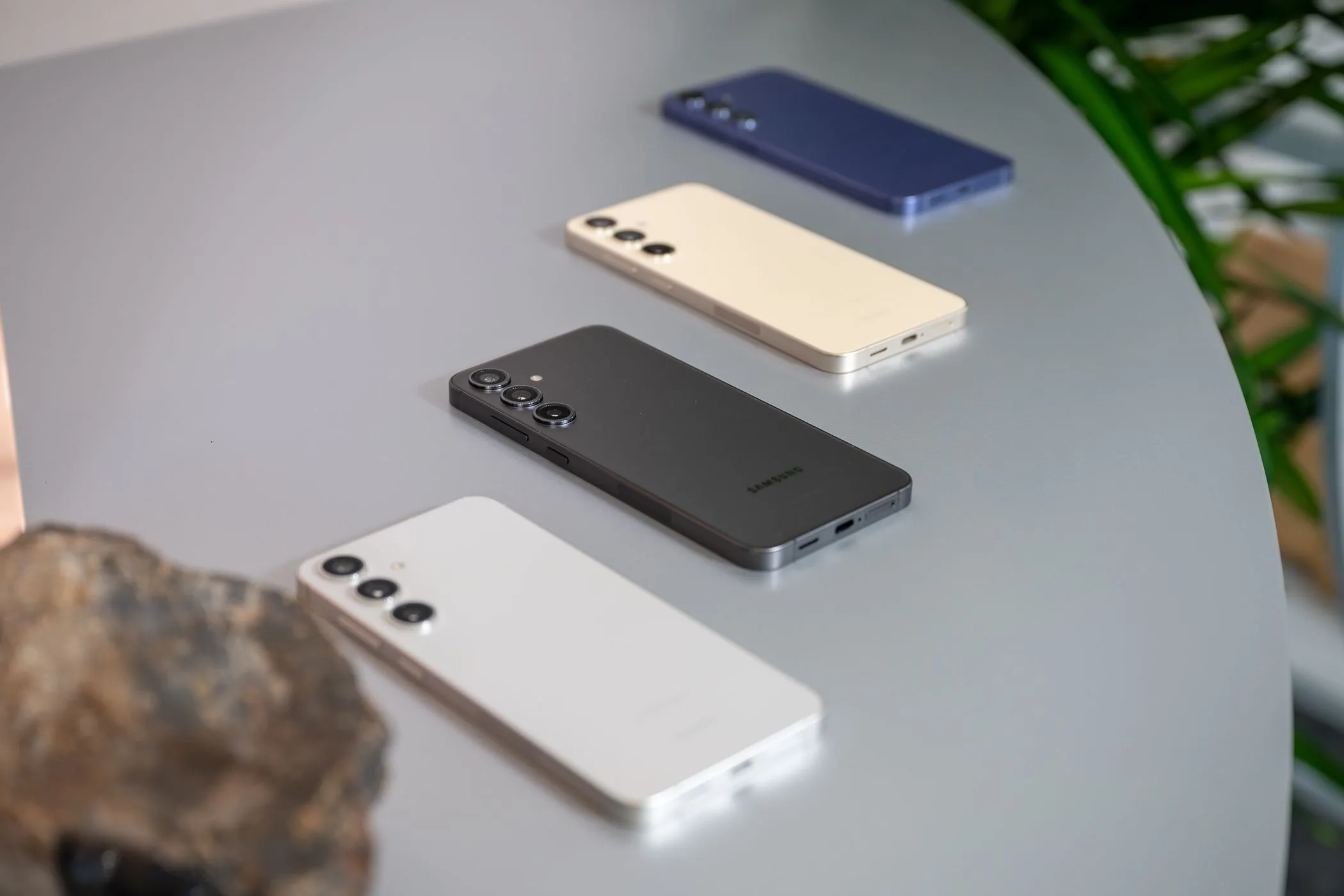 Nhiều điện thoại Samsung Galaxy S24 đặt trên bàn thể hiện thiết kế tương đồng với Galaxy A series
