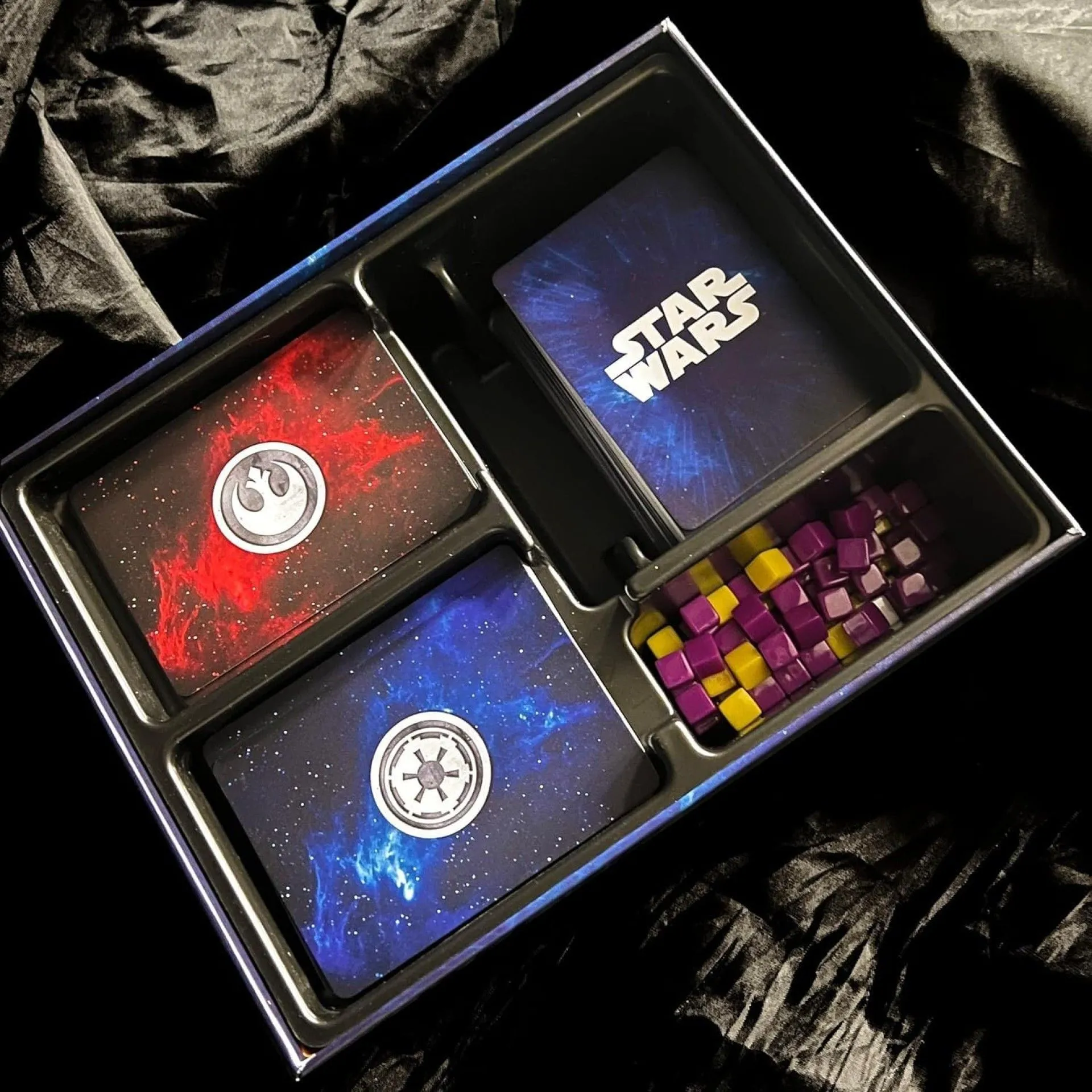 Nội dung hộp game Star Wars: The DeckBuilding Game bao gồm các lá bài, token và sách hướng dẫn
