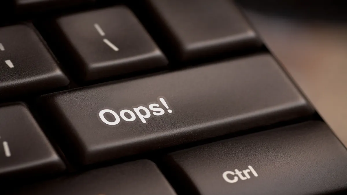 Nút &quot;Oops!&quot; trên bàn phím, tượng trưng cho lỗi đánh máy hoặc sai sót khi gõ lệnh.