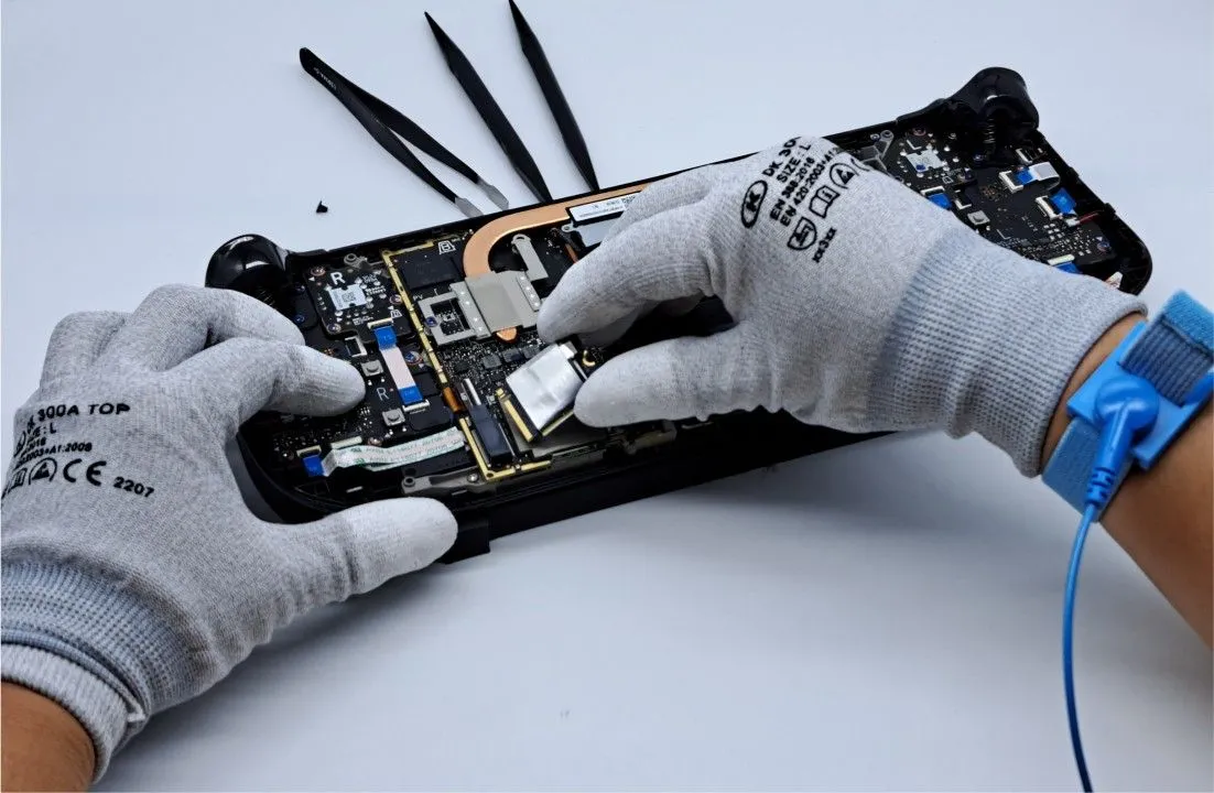 Ổ cứng NVMe 2230 được thay thế trong một chiếc Steam Deck, minh họa việc nâng cấp bộ nhớ