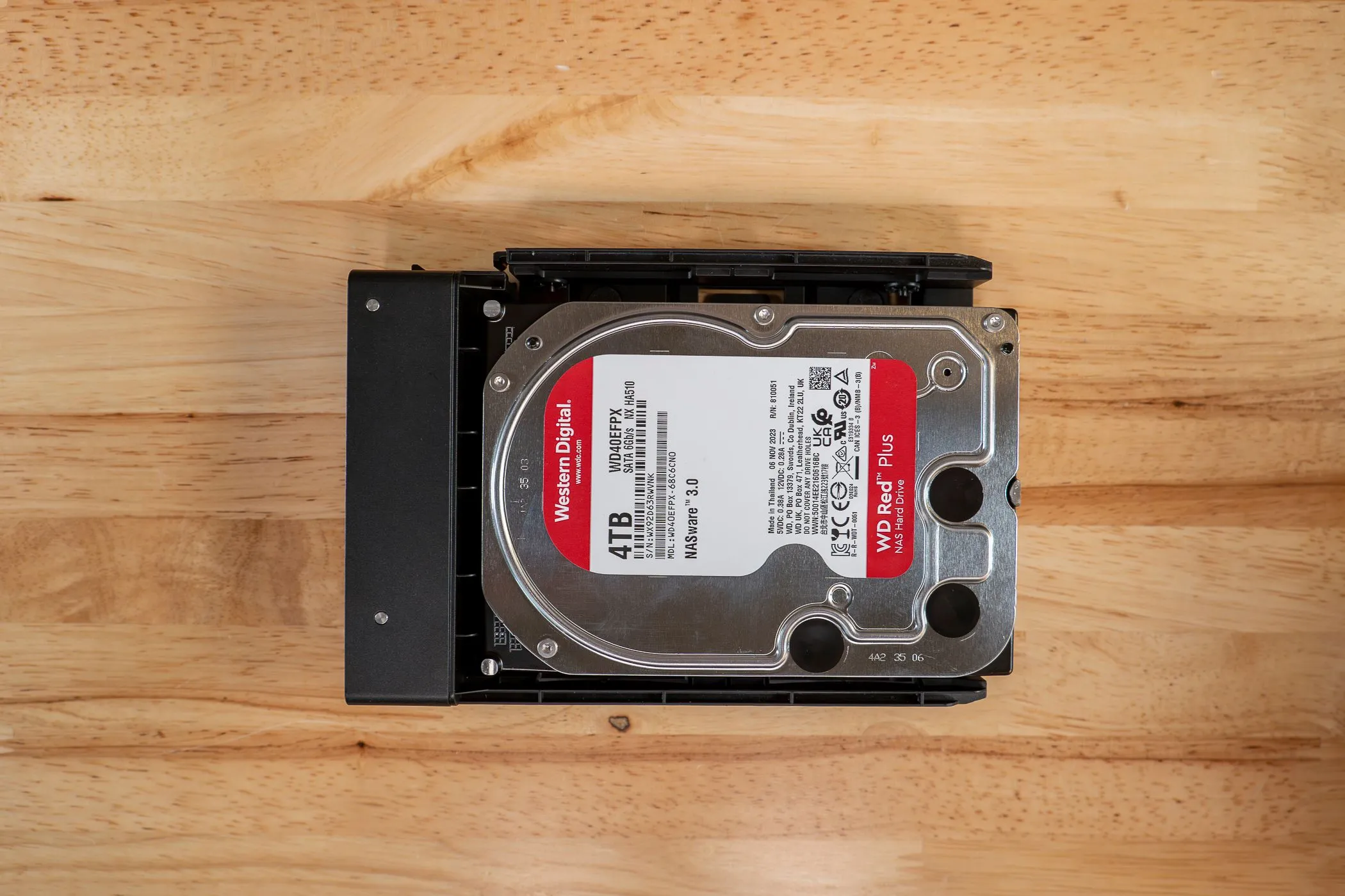 Ổ cứng Western Digital tân trang được gắn trong khay ổ cứng của hệ thống NAS hoặc server, minh họa sự sẵn sàng cho việc nâng cấp lưu trữ tiết kiệm.