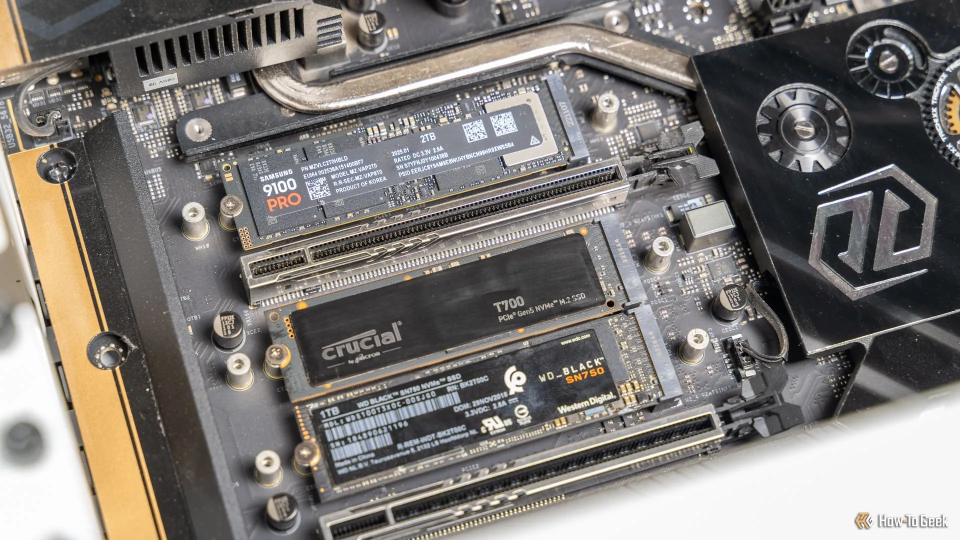 Ổ SSD Samsung 9100 PRO NVMe được lắp vào bo mạch chủ cùng với các ổ M.2 khác