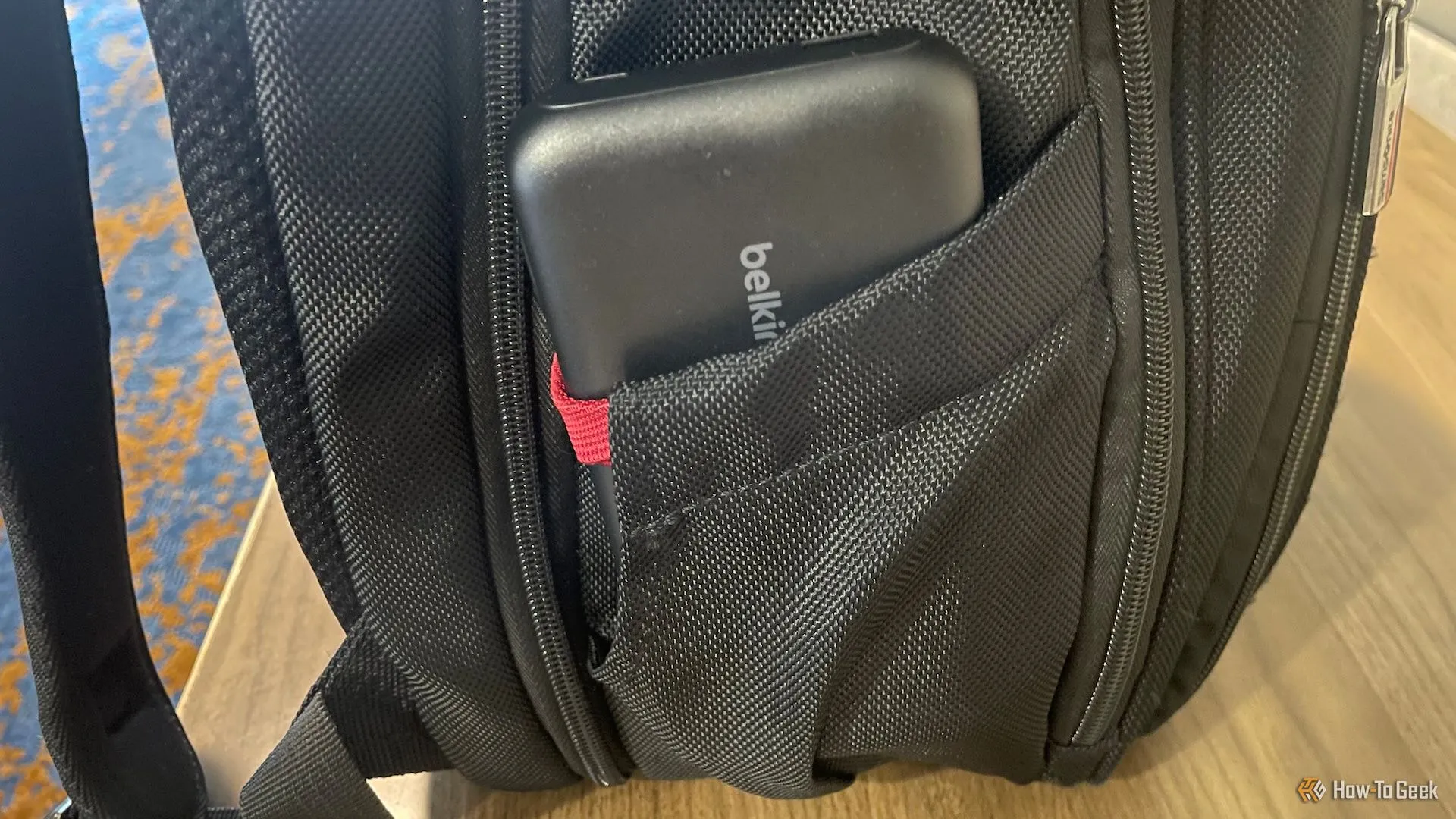 Pin sạc dự phòng Belkin BoostCharge Power Bank 20K được cất gọn trong ngăn túi laptop, nhấn mạnh tính di động cao.