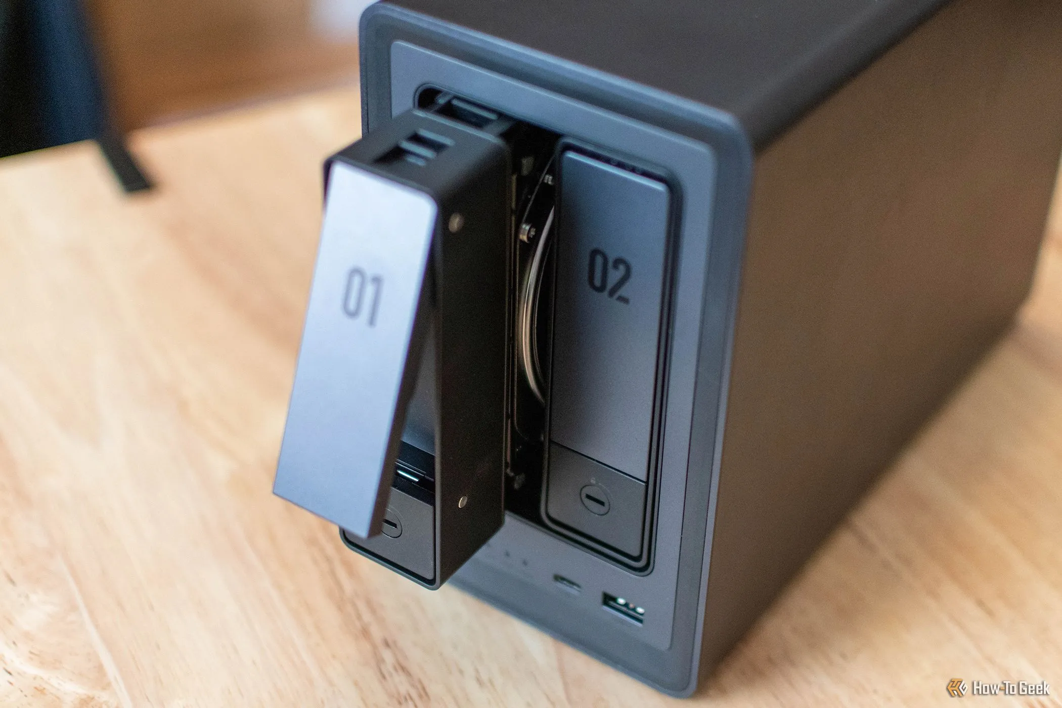 Plex trên NAS UGREEN NASYNC DXP2800 với khoang ổ đĩa mở một phần