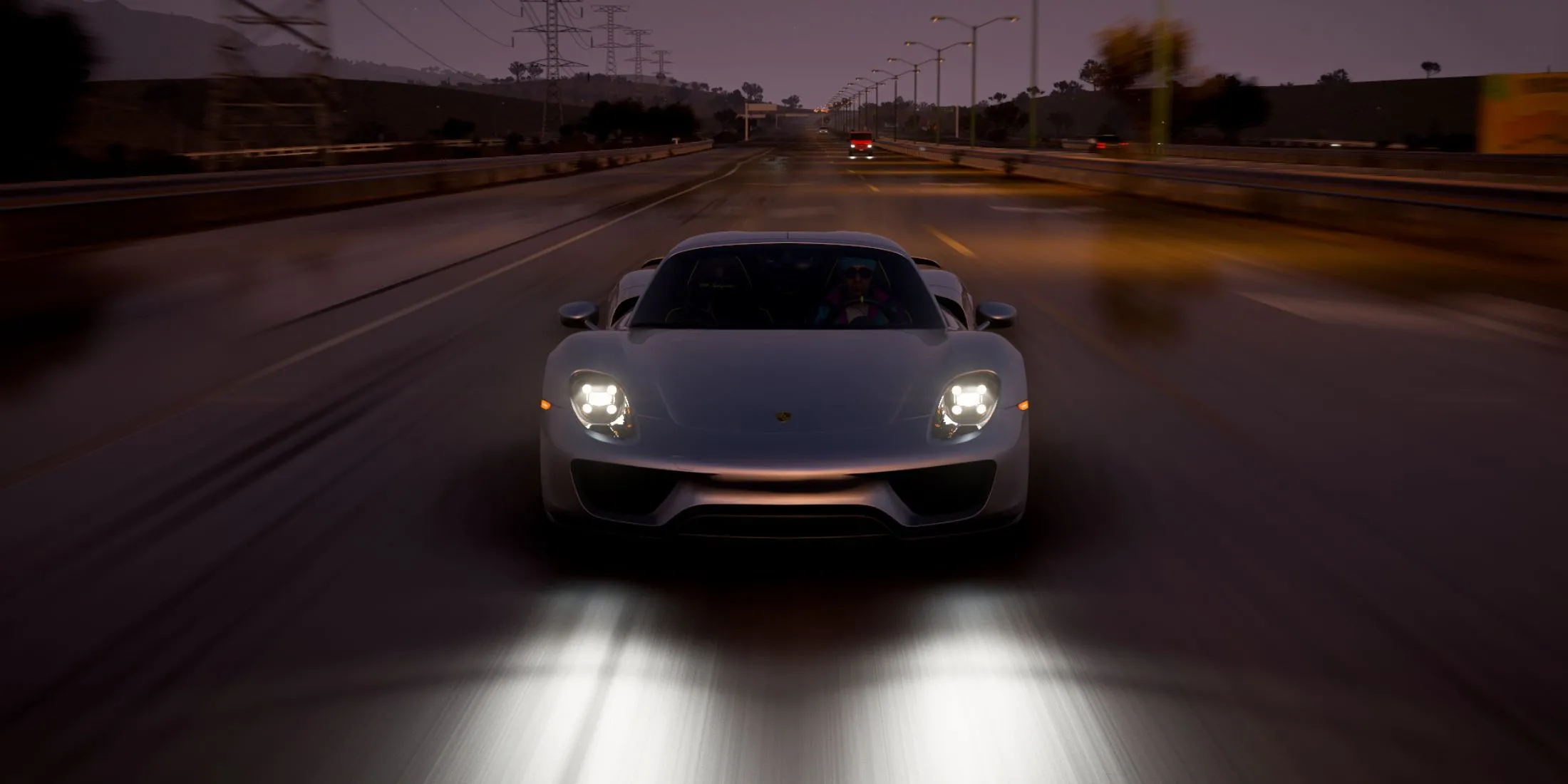 Porsche 918 Spyder đỗ bên lề đường trong khung cảnh Forza Horizon 5