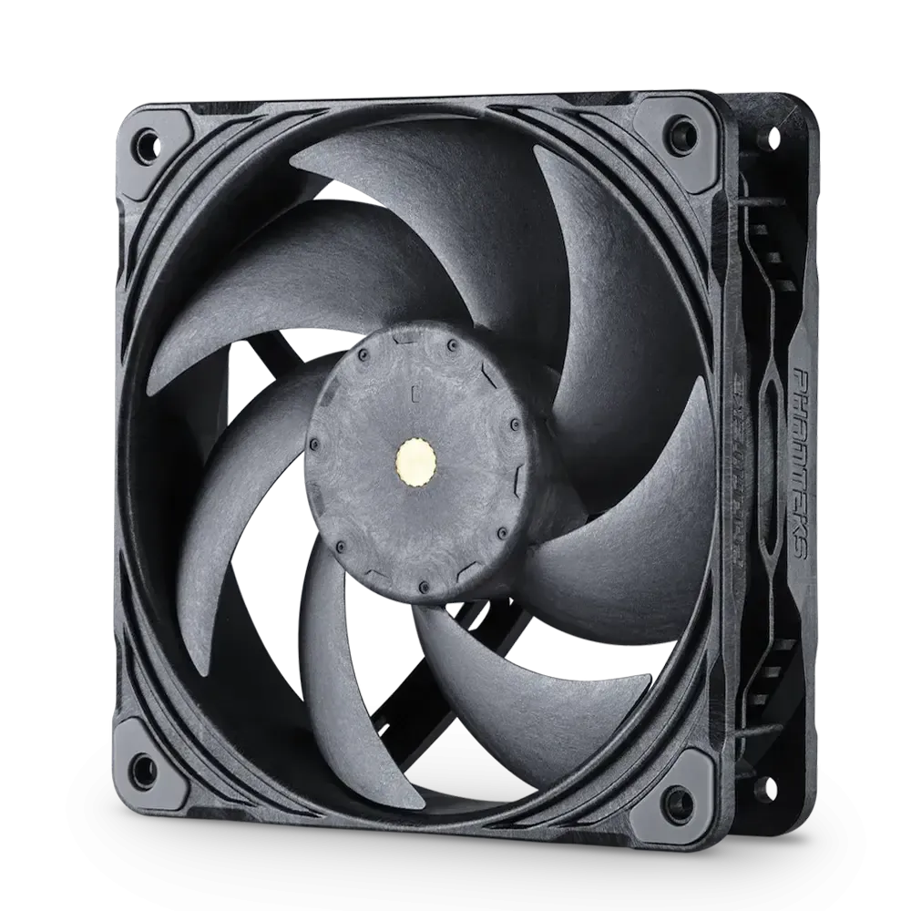 Quạt Phanteks T30 với cánh quạt dày và thiết kế tối ưu cho hiệu suất làm mát cao.