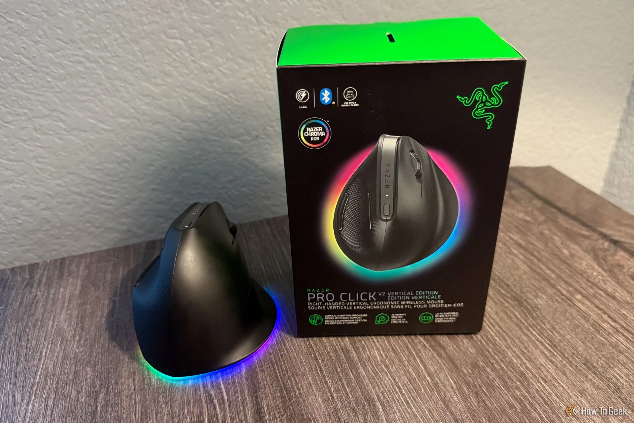 Razer Pro Click V2 Vertical Edition và hộp sản phẩm, thể hiện khả năng tương thích với Mac