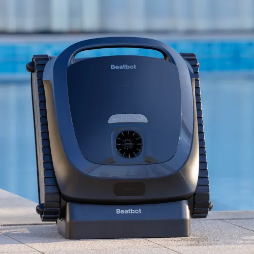 Robot vệ sinh hồ bơi tự động BeatBot AquaSense 2 đang làm sạch đáy hồ bơi
