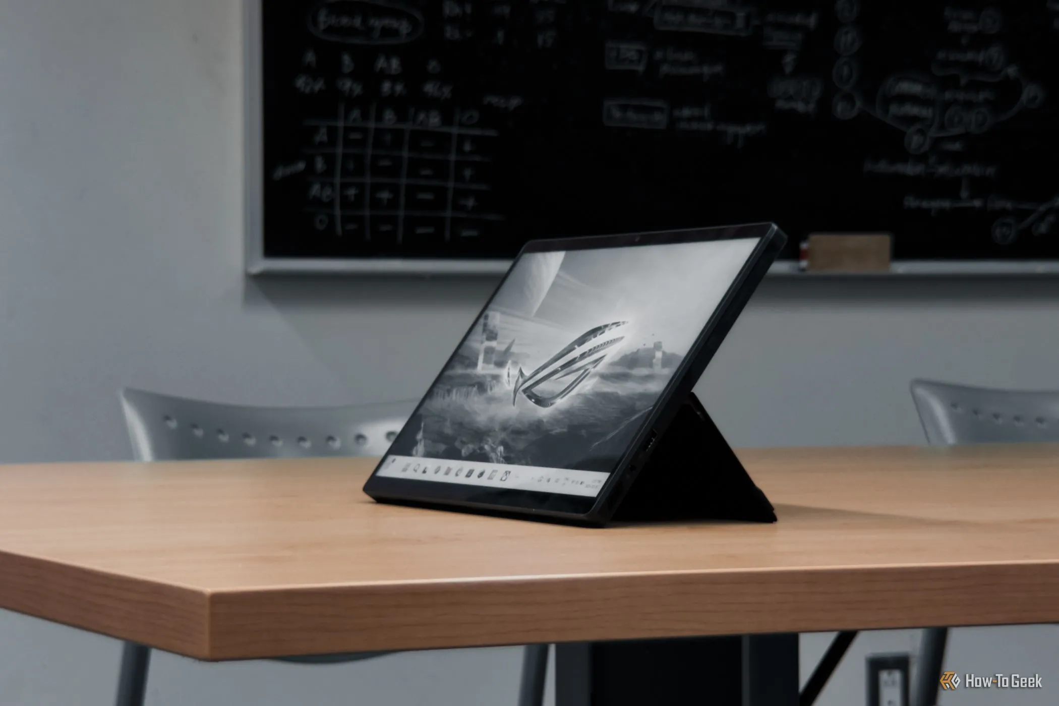 ROG Flow Z13 được dựng trên bàn gỗ, thể hiện khả năng sử dụng như một tablet độc lập với chân đế linh hoạt