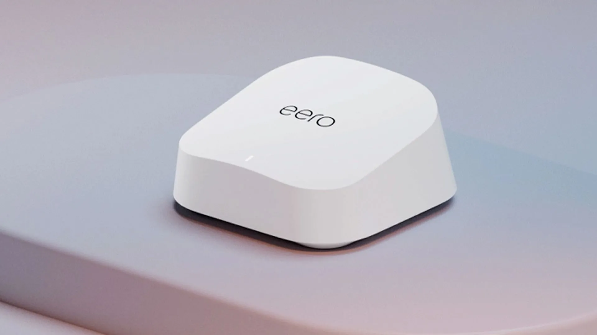 Router Wi-Fi 7 Eero Pro 7 màu trắng, thiết kế hình khối lập phương tối giản, đặt trên mặt phẳng