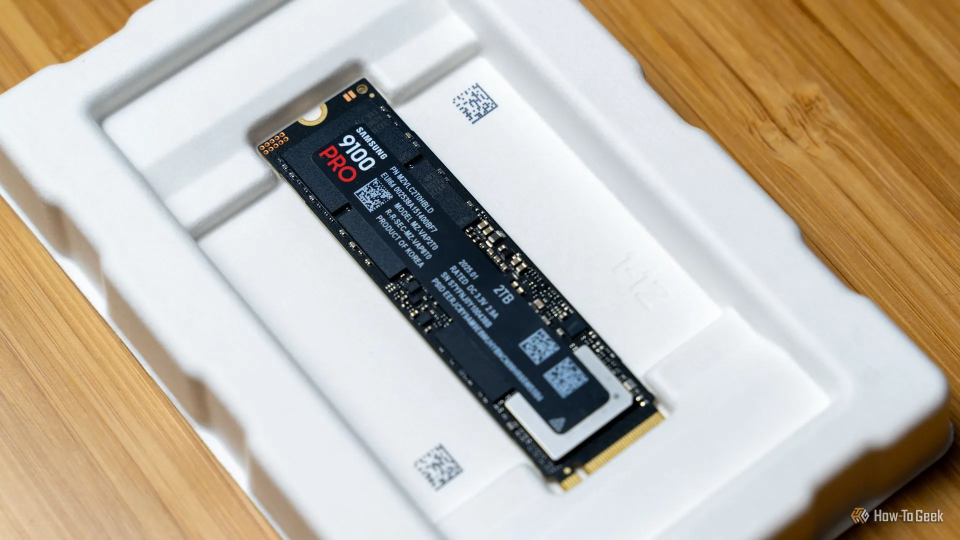 Samsung 9100 PRO NVMe SSD trong hộp, minh họa cho đối thủ cạnh tranh của Kingston FURY Renegade G5