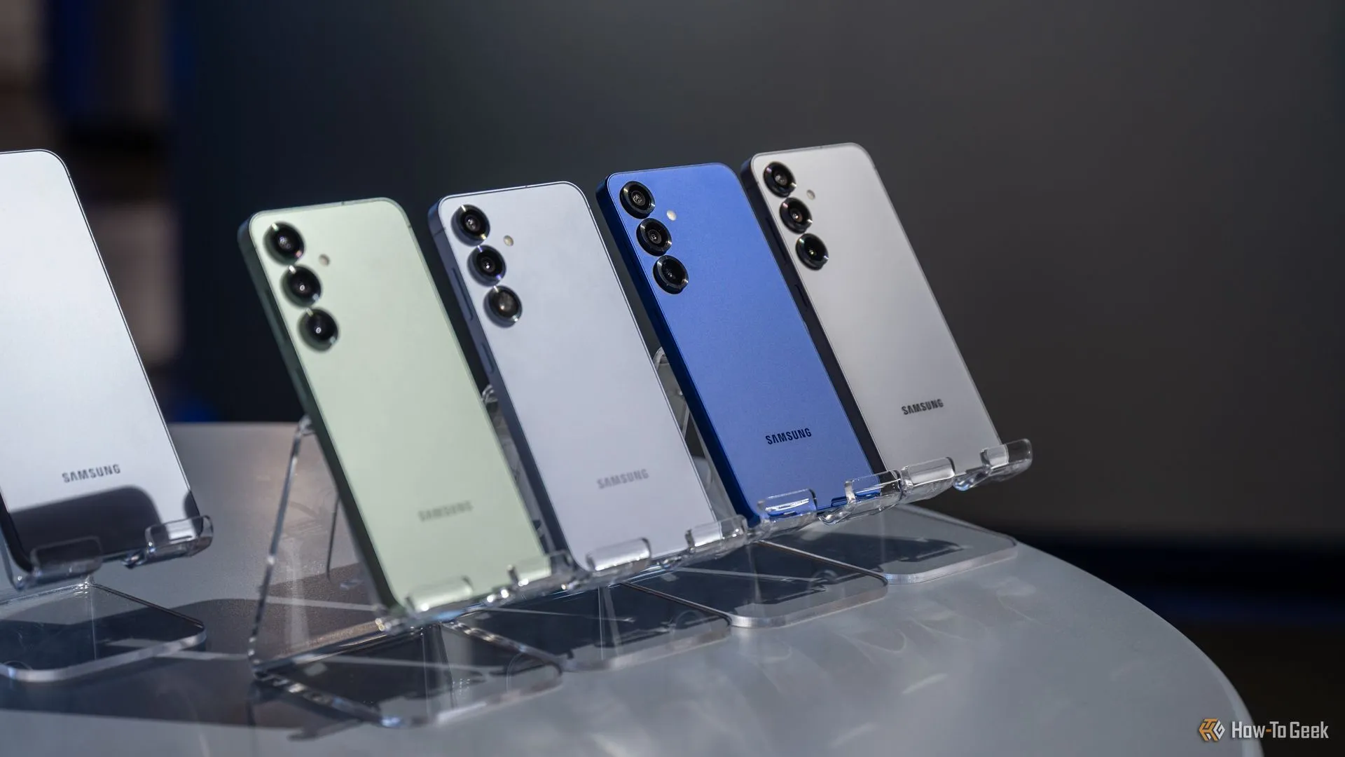 Samsung Galaxy S25 được trưng bày với nhiều tùy chọn màu sắc.