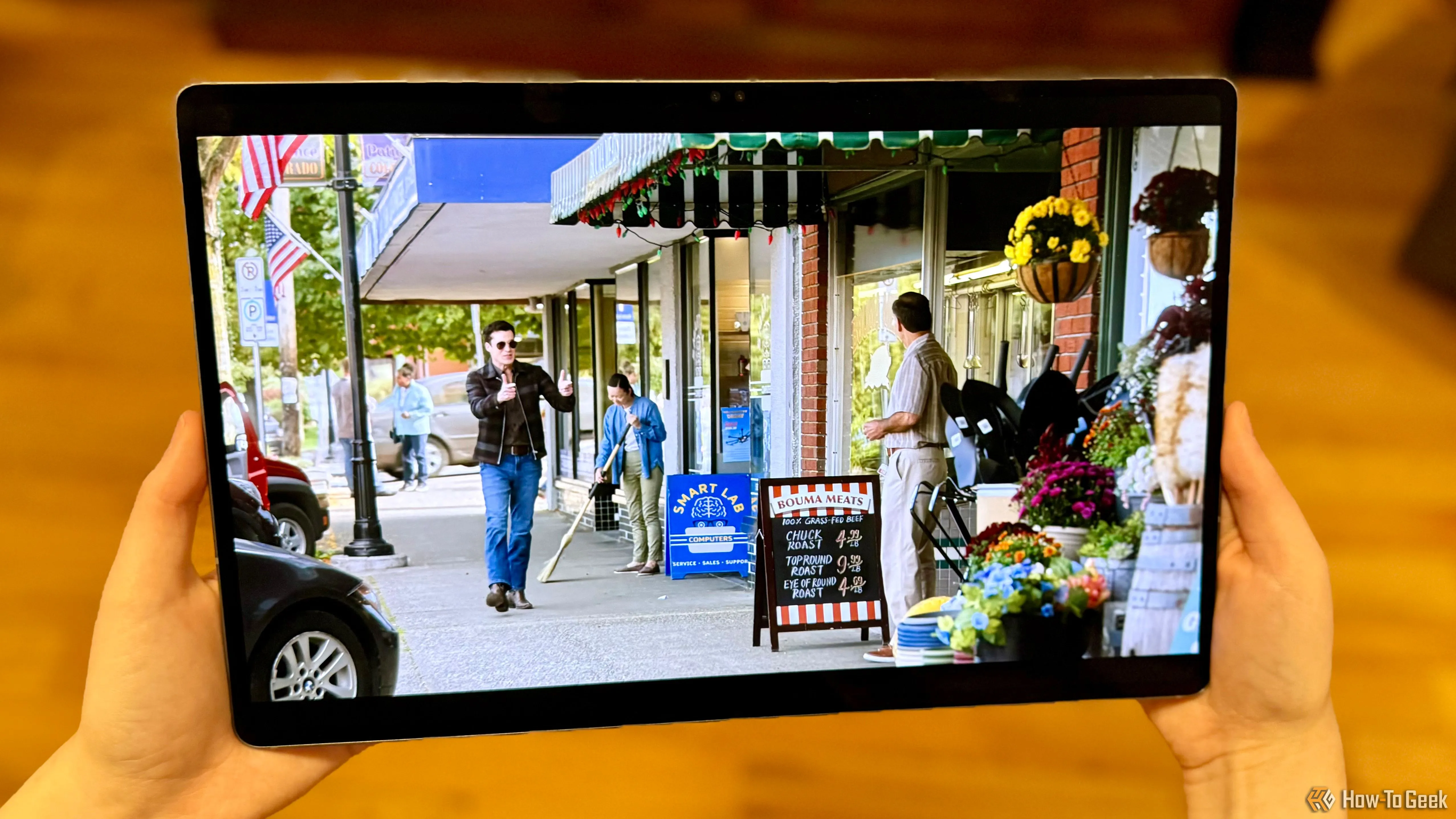 Samsung Galaxy Tab S10 Ultra hiển thị một tập phim Resident Alien trên Netflix