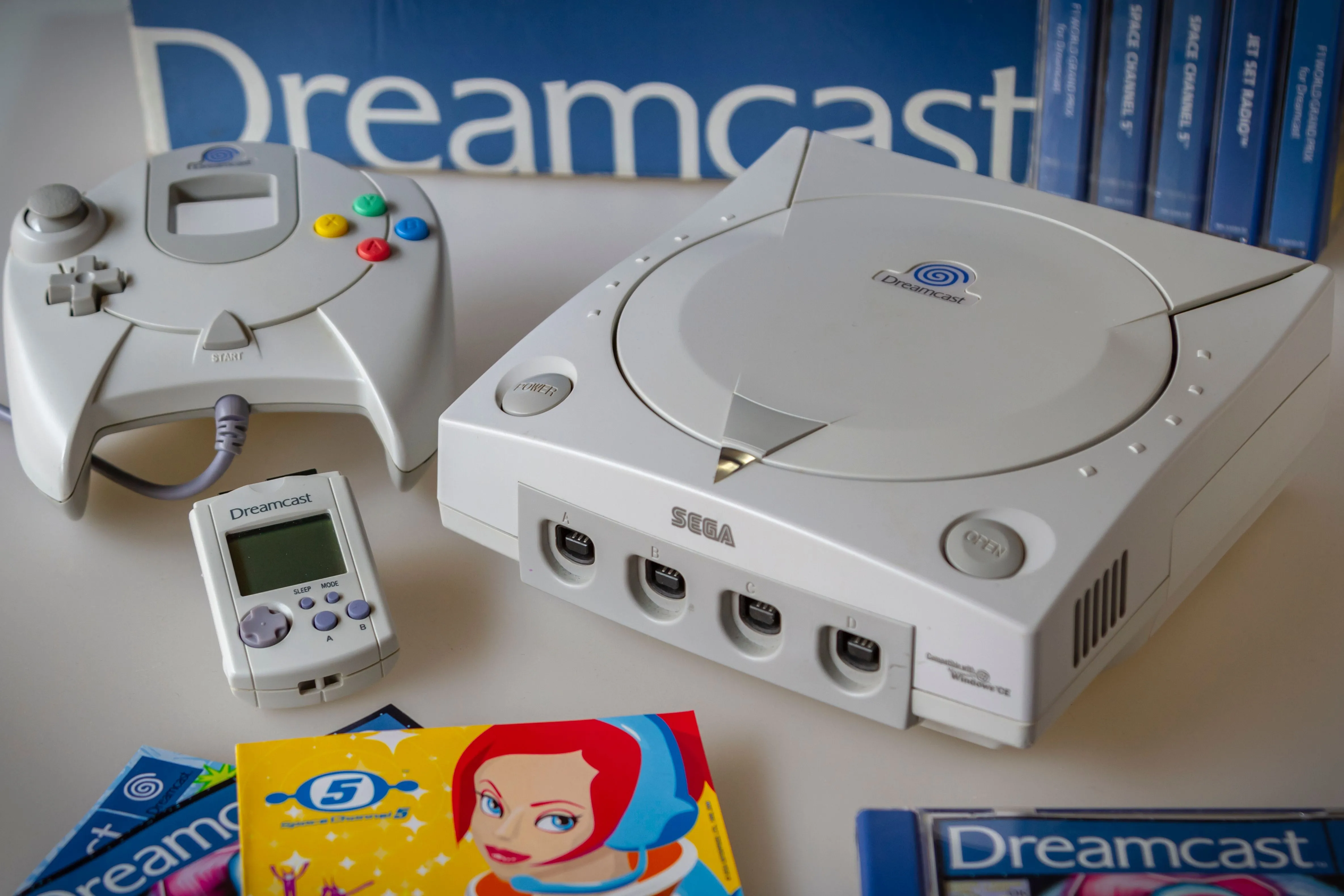 Sega Dreamcast với tay cầm, VMU và đĩa game Space Channel 5, minh họa sự độc đáo của thẻ nhớ có màn hình