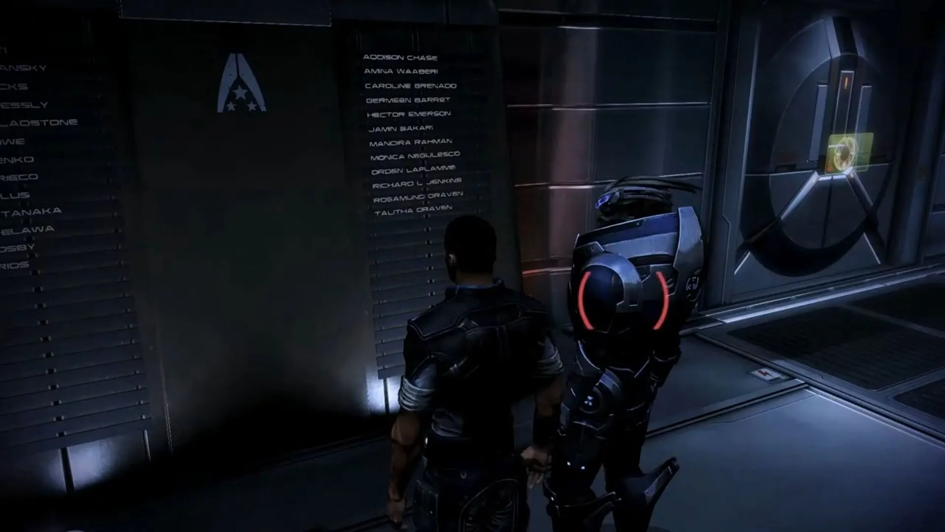 Shepard tại bức tường tưởng niệm cùng Garrus trong Mass Effect 3, biểu tượng của sự lựa chọn và hậu quả