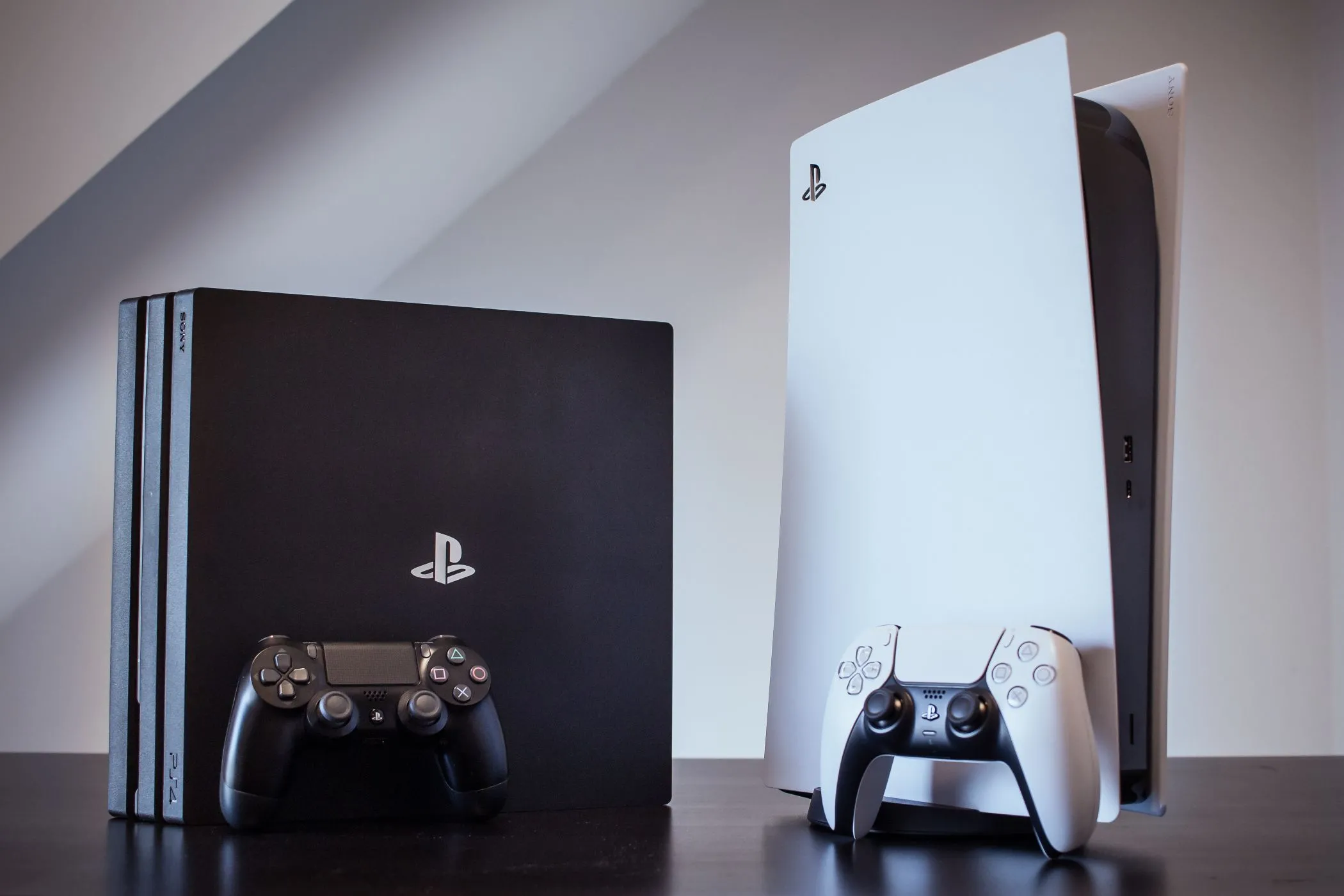 So sánh thiết kế của máy chơi game PS4 Pro và PS5, thể hiện sự tiến hóa của console