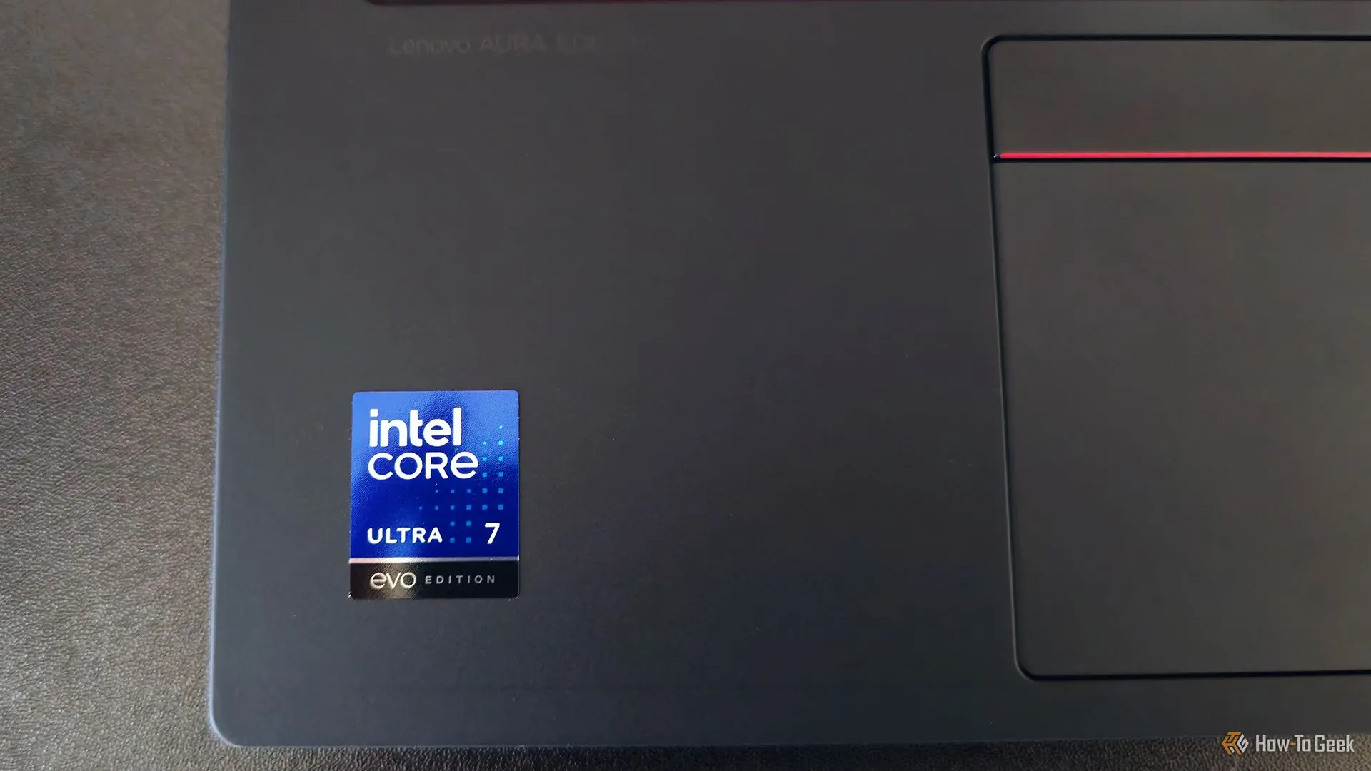 Sticker Intel Core Ultra 7 trên bề mặt laptop Lenovo ThinkPad X1 Carbon Gen 13 Aura Edition, biểu thị bộ vi xử lý mạnh mẽ
