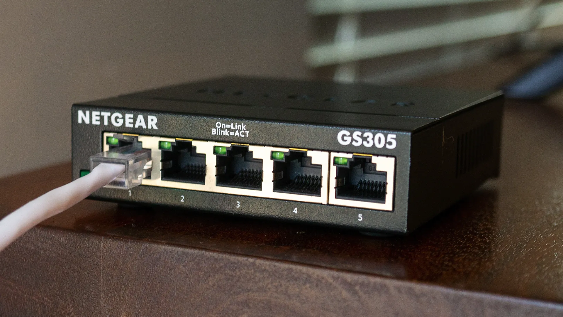 Switch mạng Netgear nhỏ gọn đang kết nối cáp Ethernet