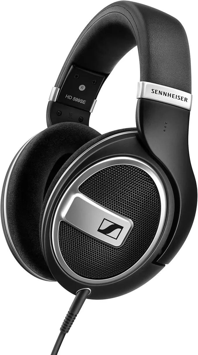 Tai nghe Sennheiser HD 599 SE cao cấp, mang lại trải nghiệm âm thanh cân bằng và không gian rộng mở cho người dùng.