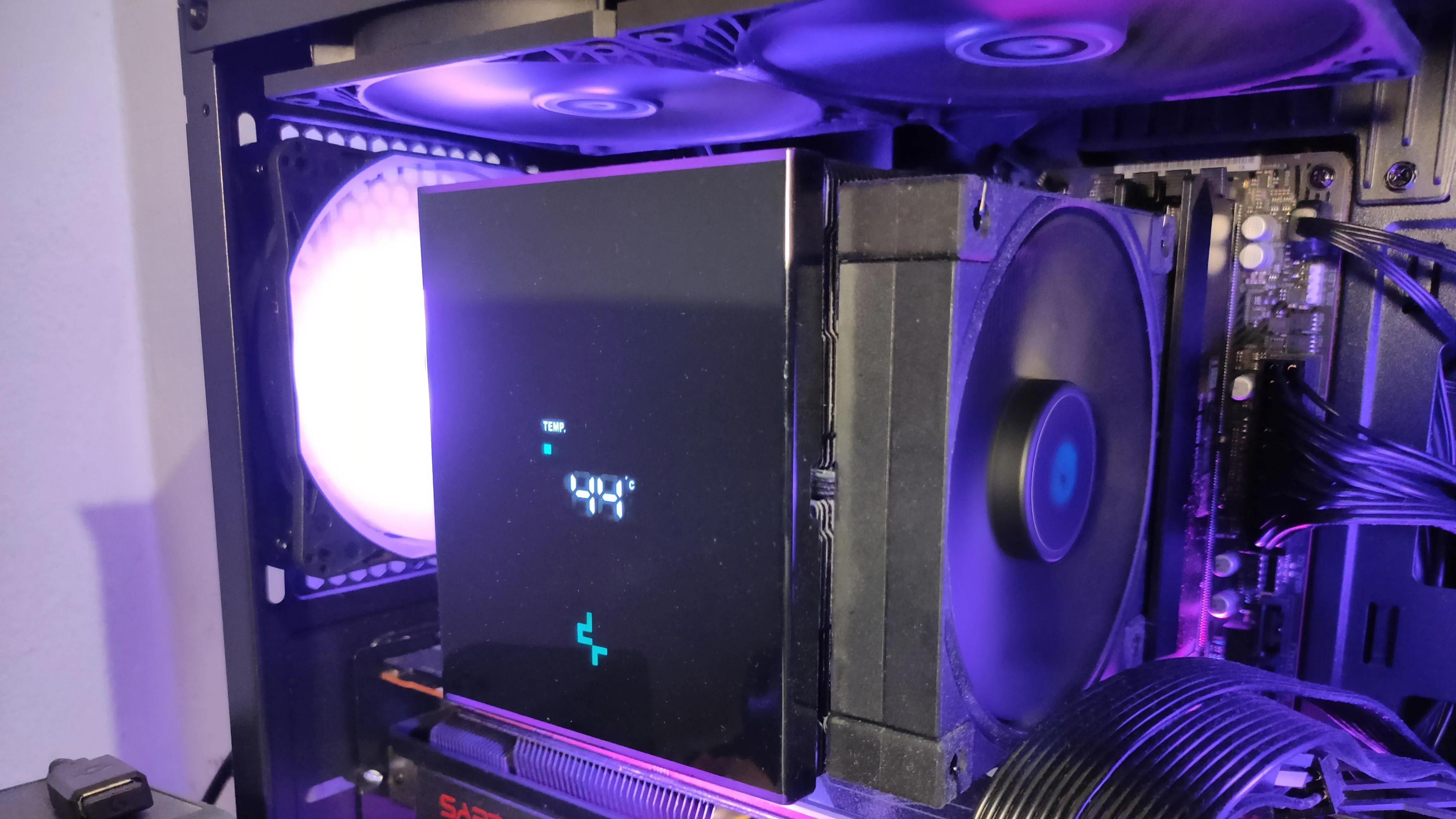 Tản nhiệt khí CPU Deepcool AK620 Digital với thiết kế lớn trong một máy tính chơi game, cho thấy khả năng làm mát hiệu quả.