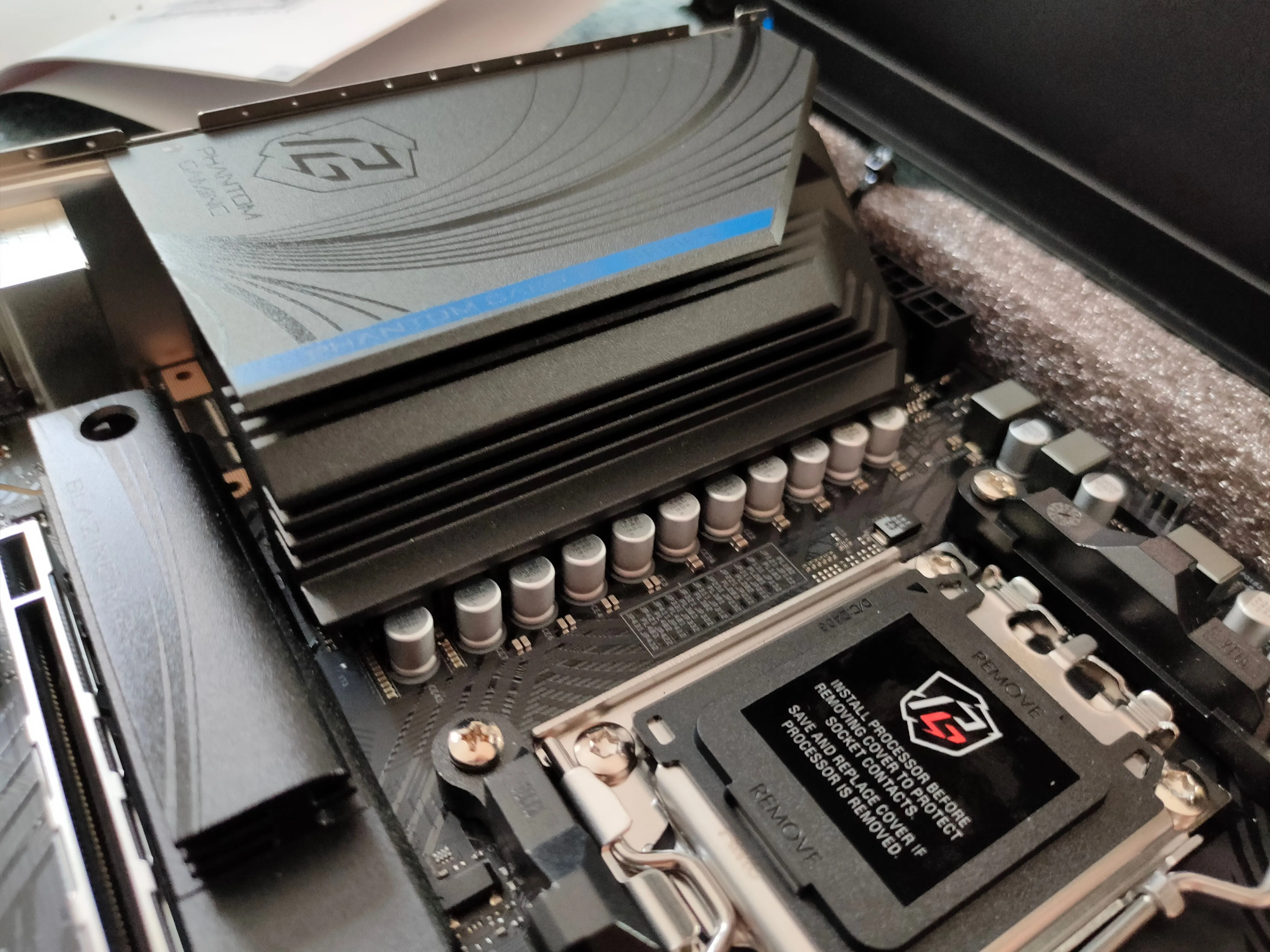 Tản nhiệt VRM của bo mạch chủ ASRock B650M PG Riptide, minh họa tầm quan trọng của VRM và tản nhiệt chất lượng cao.