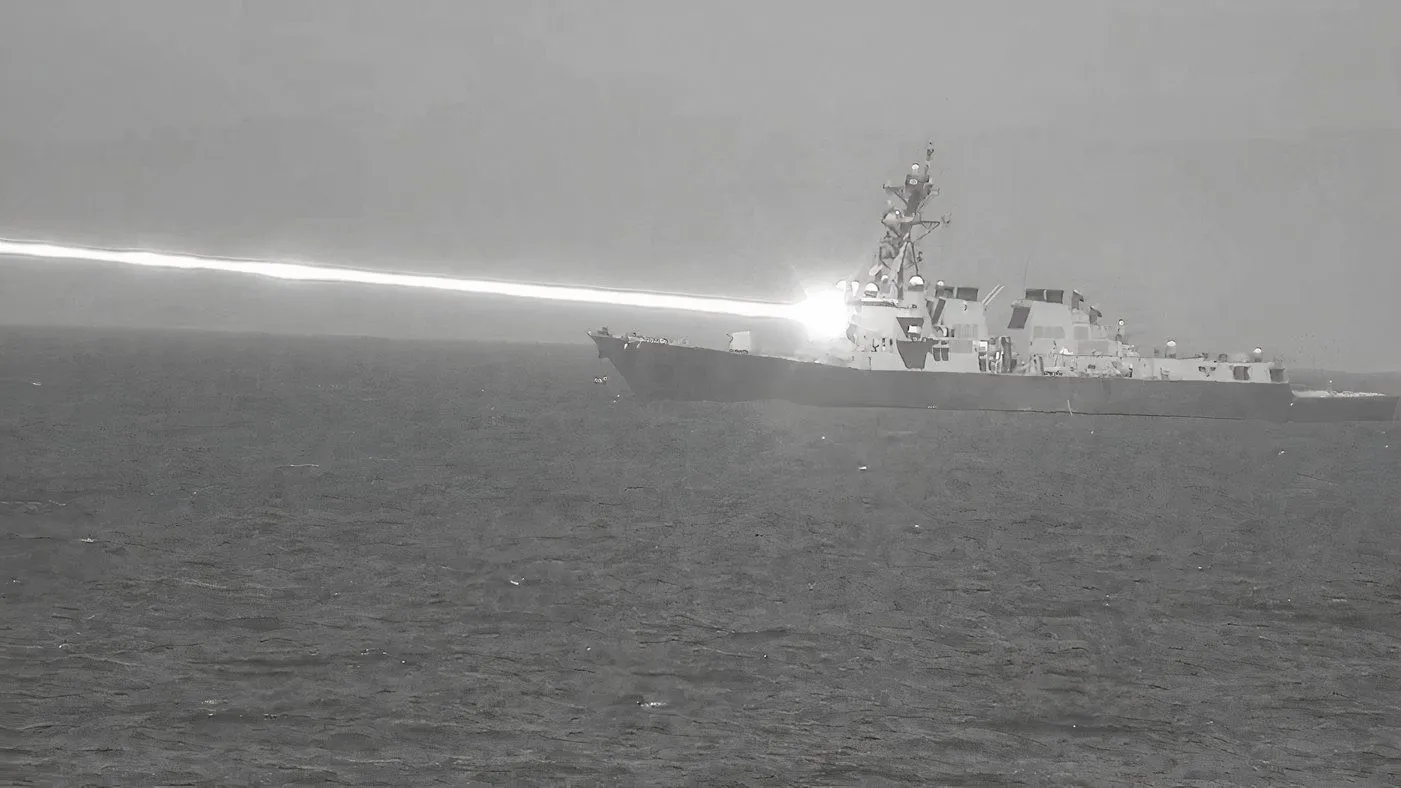Tàu khu trục USS Preble của Hải quân Mỹ phóng vũ khí laser HELIOS, thể hiện công nghệ năng lượng định hướng