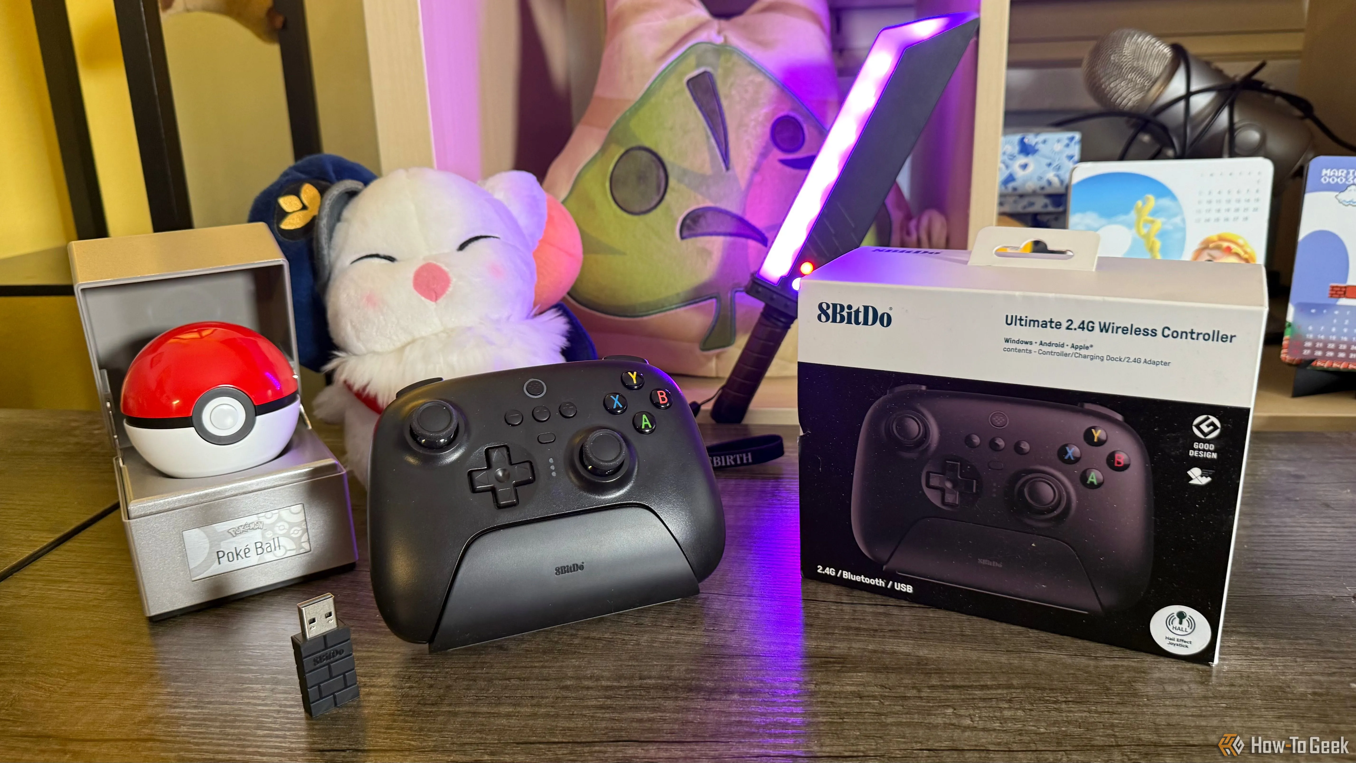Tay cầm 8BitDo Ultimate 2.4G cùng dock, bộ thu 2.4 GHz, hộp đựng và phụ kiện chơi game