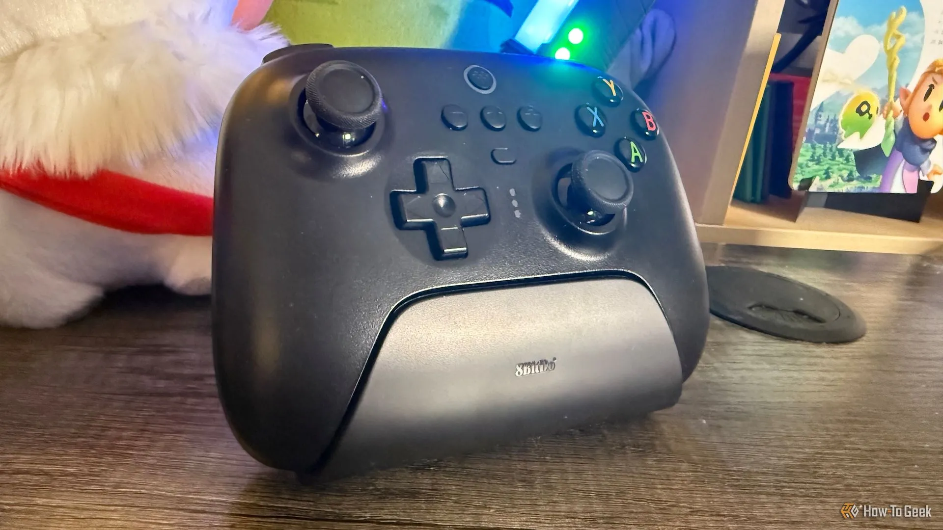 Tay cầm 8BitDo Ultimate 2.4G đặt trên dock sạc từ góc nhìn nghiêng